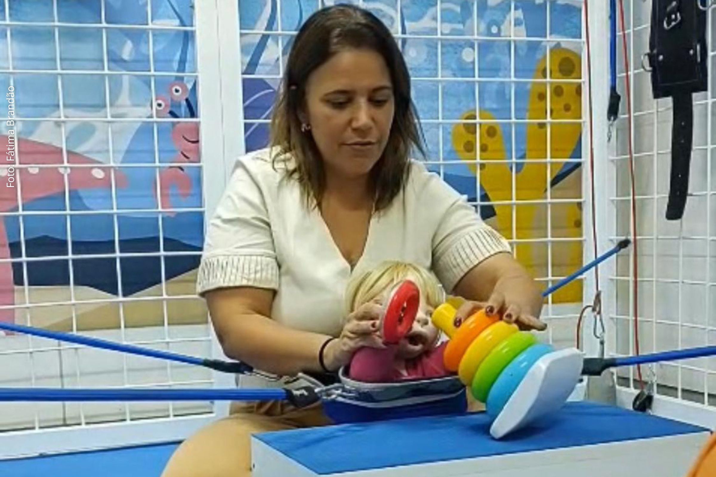 Treinamento especializado visa aprimorar atendimento a crianças com distúrbios neurológicos.