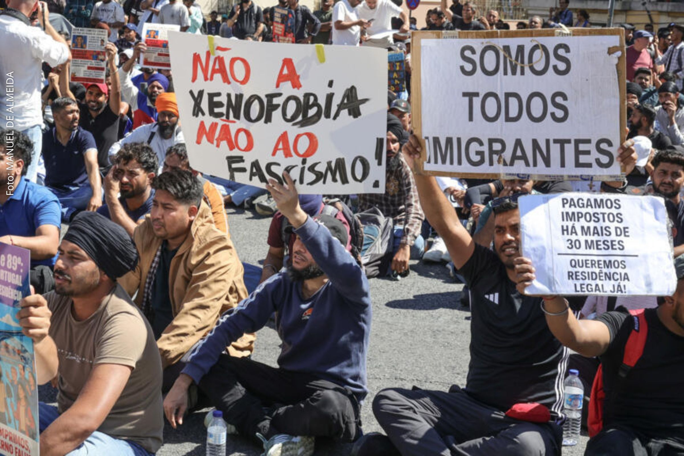 Protesto em frente à Assembleia da República alerta para operações policiais no Alentejo e aumento de discriminação contra imigrantes no país.