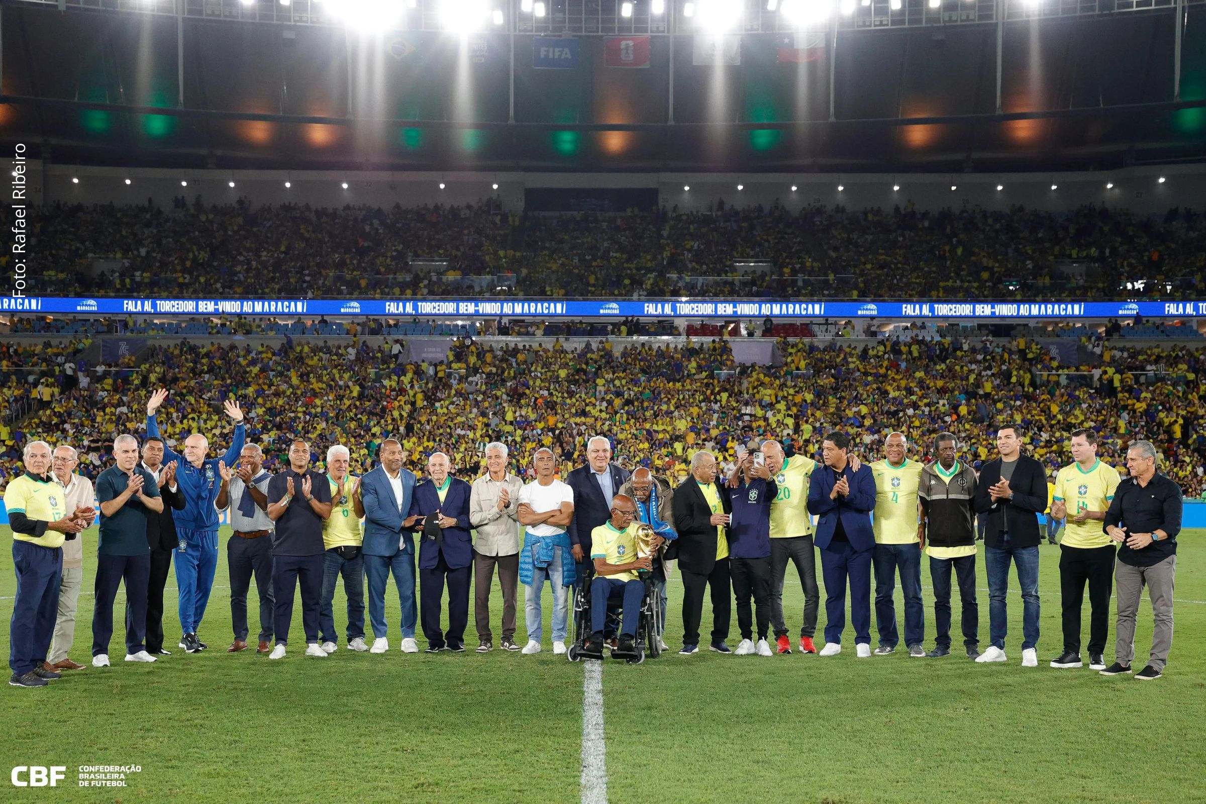 Ex-jogadores de todas as Copas do Mundo prestam apoio à equipe antes de vitória sobre o Chile nas Eliminatórias.