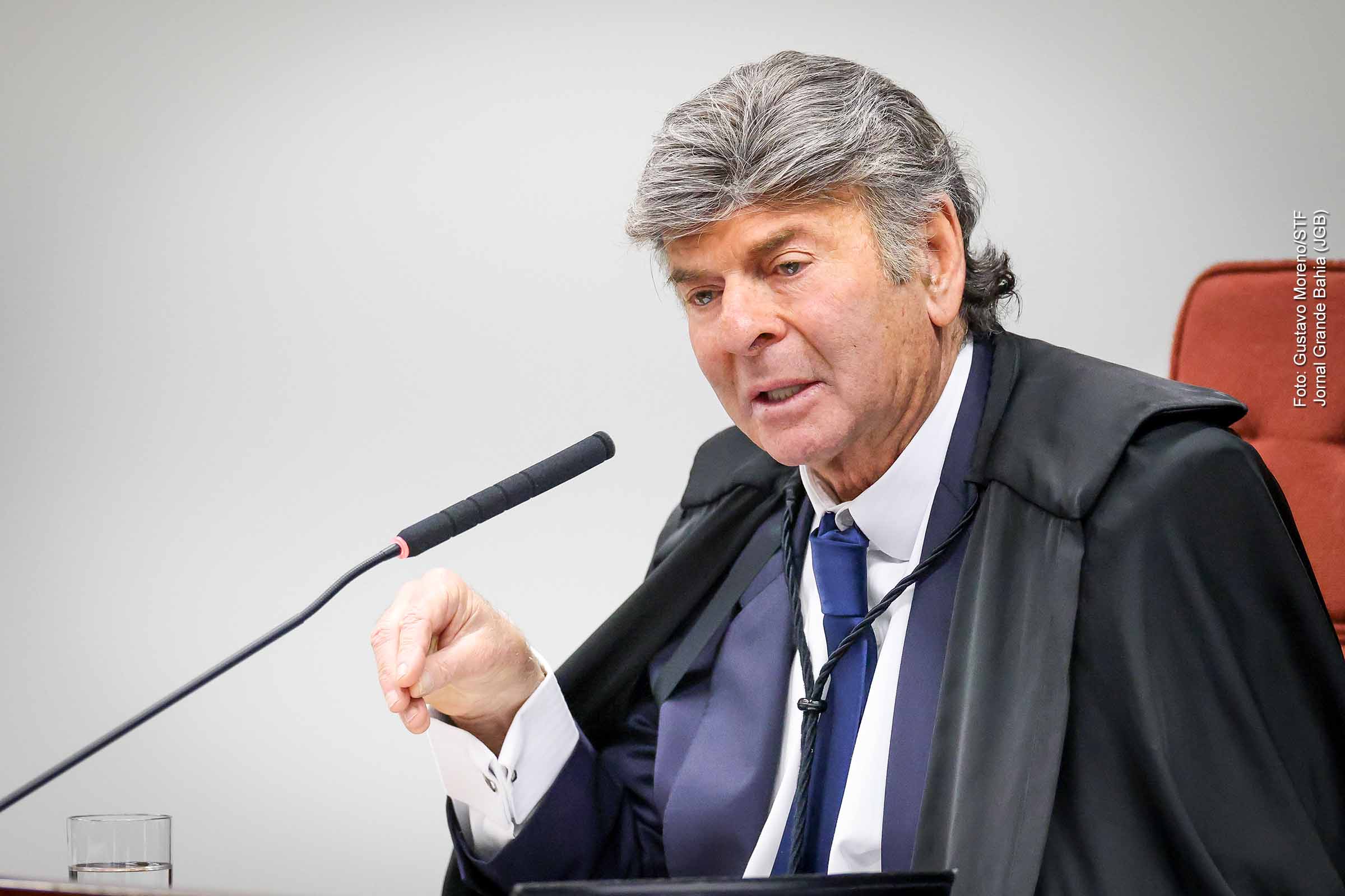 O ministro Luiz Fux, do Supremo Tribunal Federal (STF), proferiu extenso voto no julgamento de Jair Bolsonaro e aliados, afirmando que o excesso de provas apresentadas pela Polícia Federal comprometeu a ampla defesa. O magistrado sustentou que o STF não teria competência para julgar o caso e criticou o papel de Alexandre de Moraes, que, segundo ele, se confunde entre juiz, acusador e vítima. Apesar de não reverter o resultado esperado de condenação, Fux abriu caminho para recursos e debates jurídicos sobre a legalidade do processo.