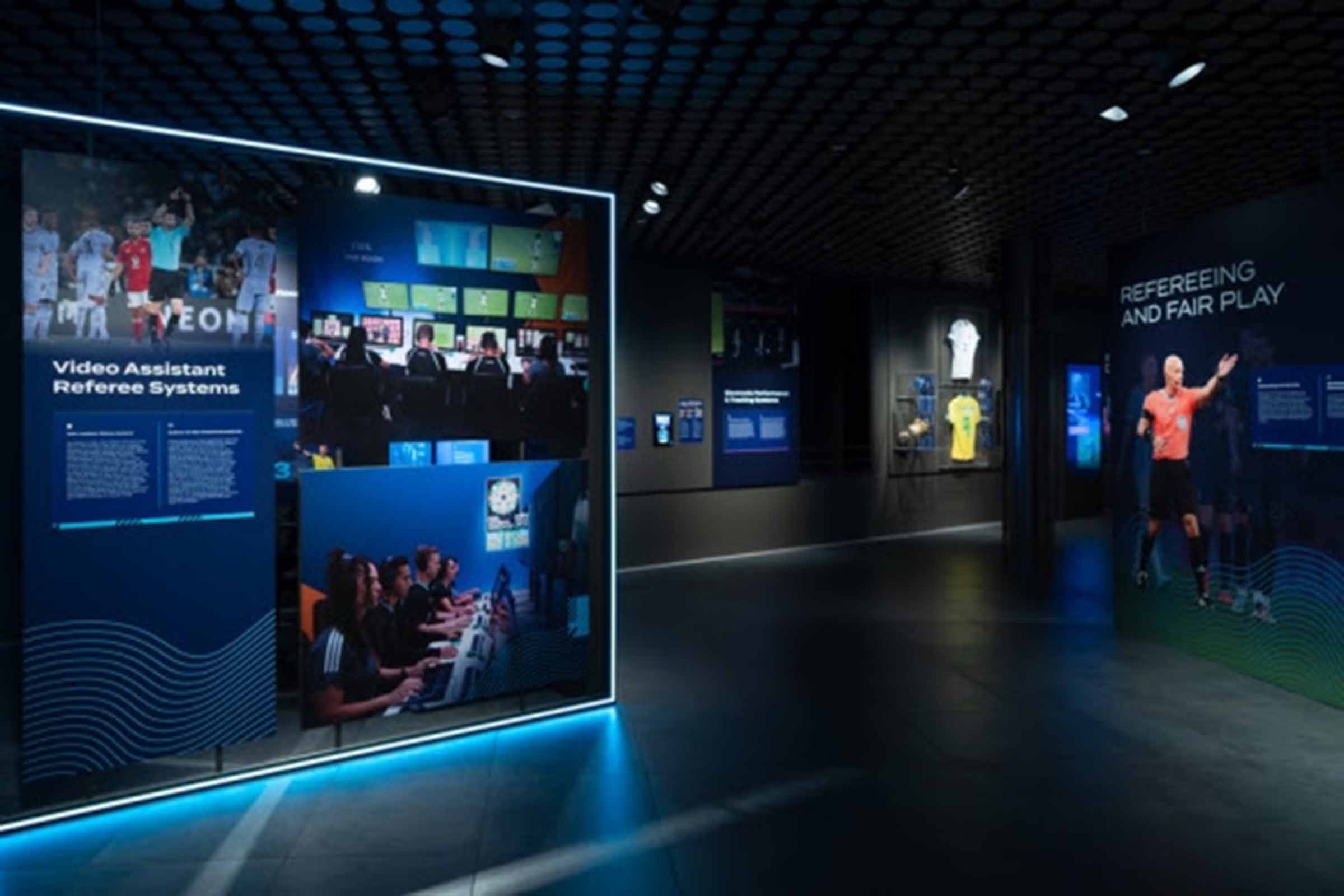 O Museu da FIFA inaugurou em Zurique a exposição “Inovação em Ação”, aberta até março de 2026, que explora como a tecnologia transformou o futebol em diferentes dimensões: transmissão, arbitragem, análise de dados e experiência dos torcedores. Com objetos raros, recursos interativos e espaços imersivos, a mostra reforça a relação entre inovação, desempenho esportivo e espetáculo global, mas também levanta discussões sobre custos, acesso e preservação da essência do jogo.