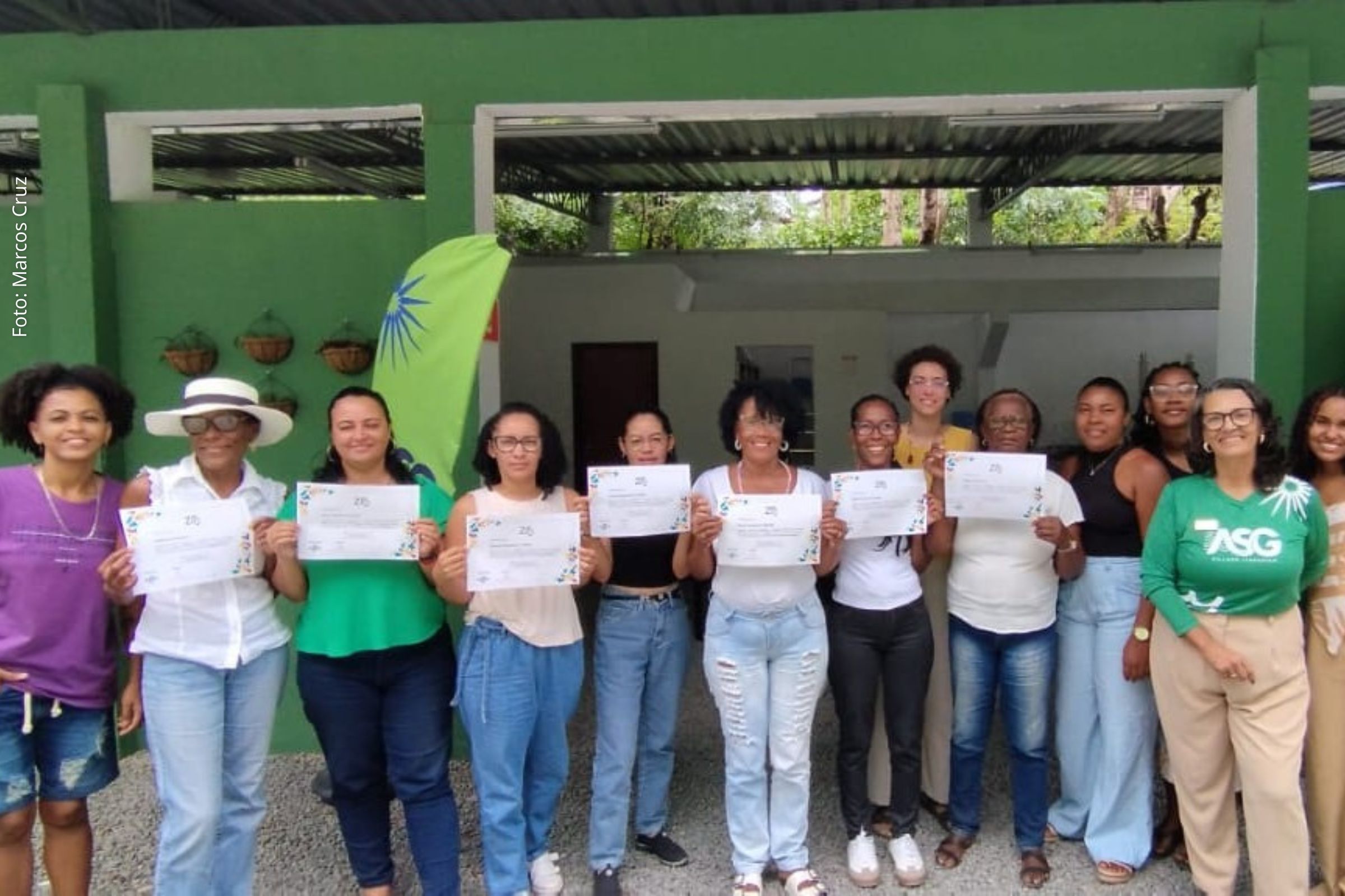 Plástico reciclado gera renda para mulheres e catadores na Ilha de Itaparica