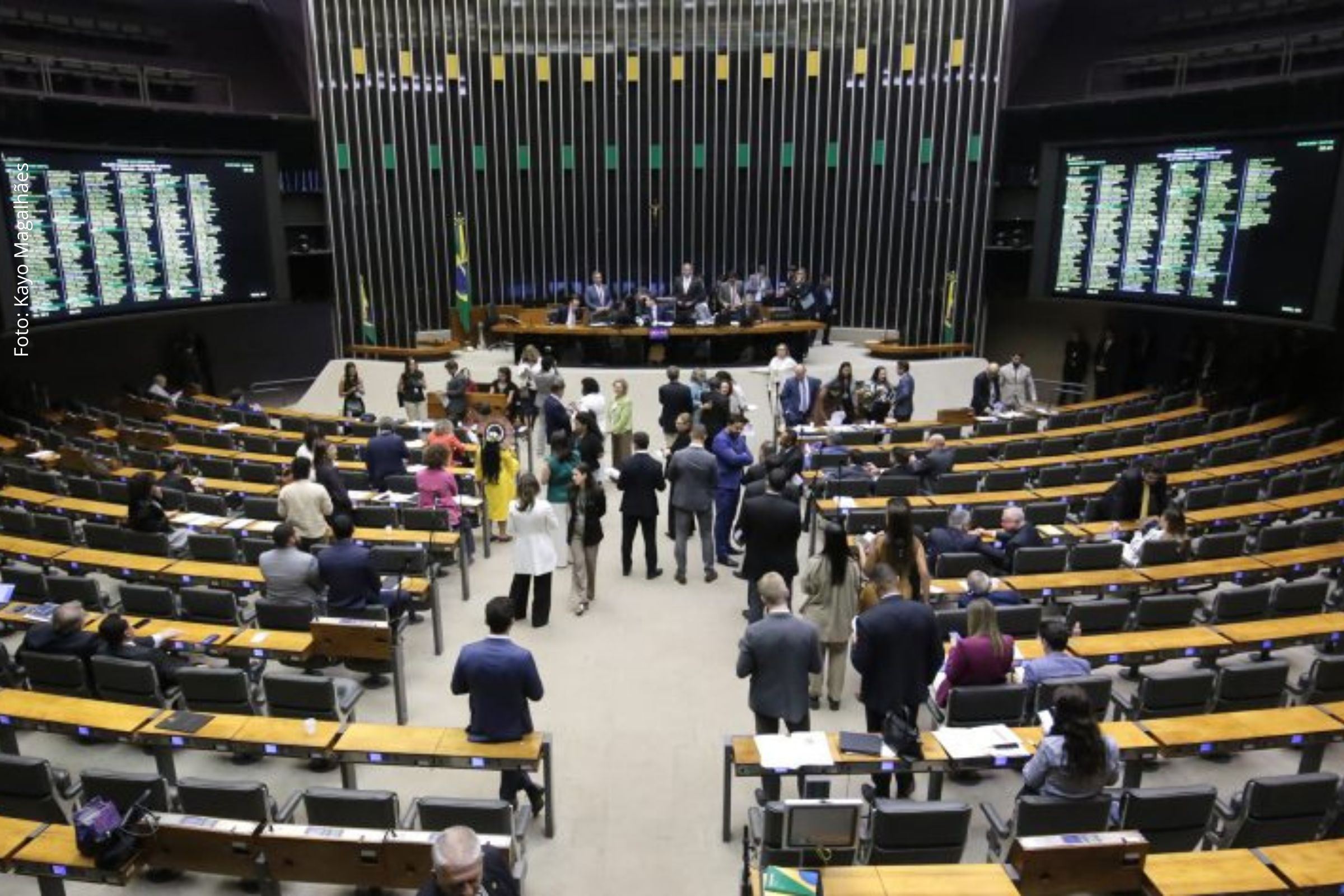 Julgamento de Jair Bolsonaro mobiliza Câmara dos Deputados e provoca debates sobre impunidade e anistia