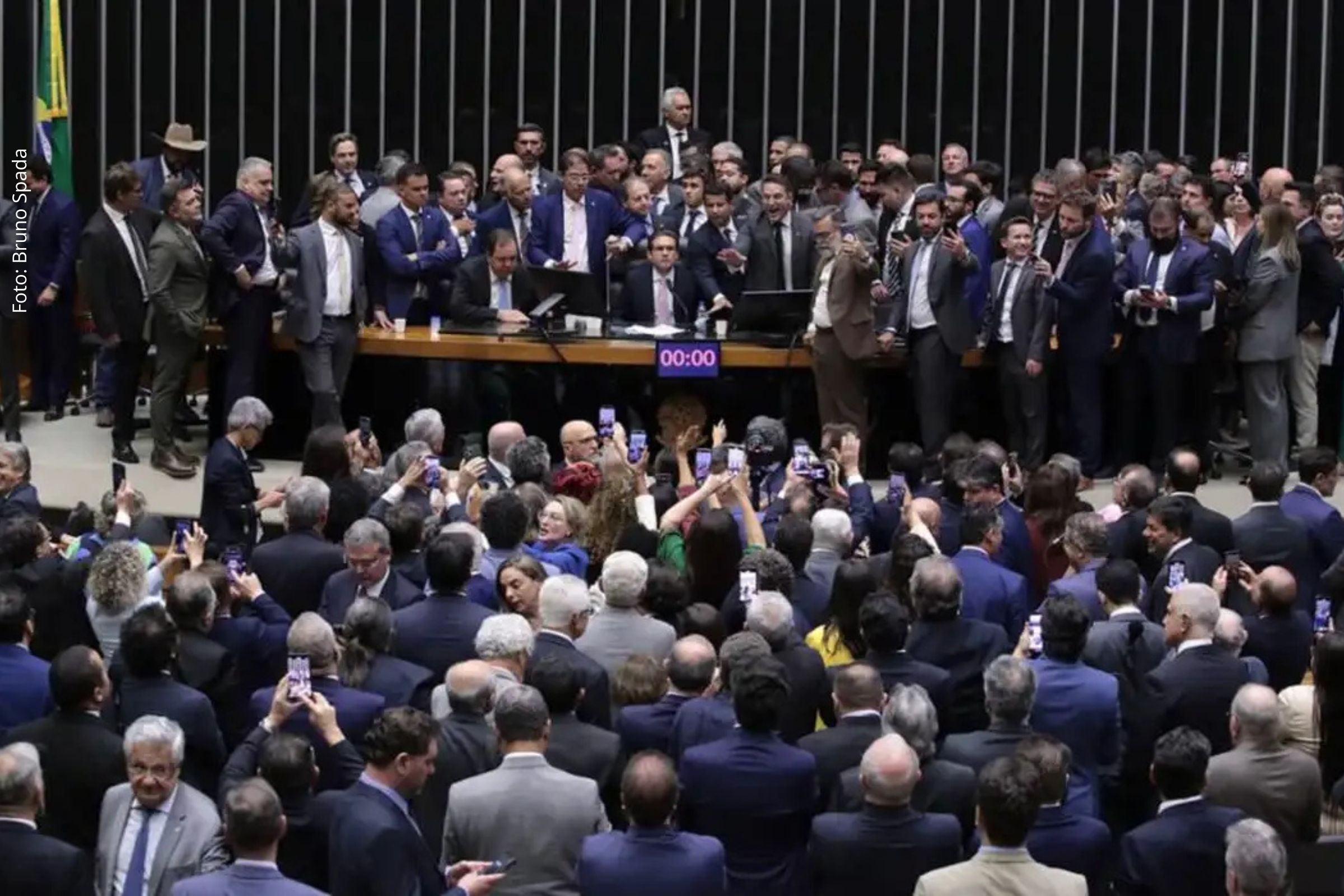 Medida envolve parlamentares que participaram de obstrução no plenário durante protesto em agosto de 2025.