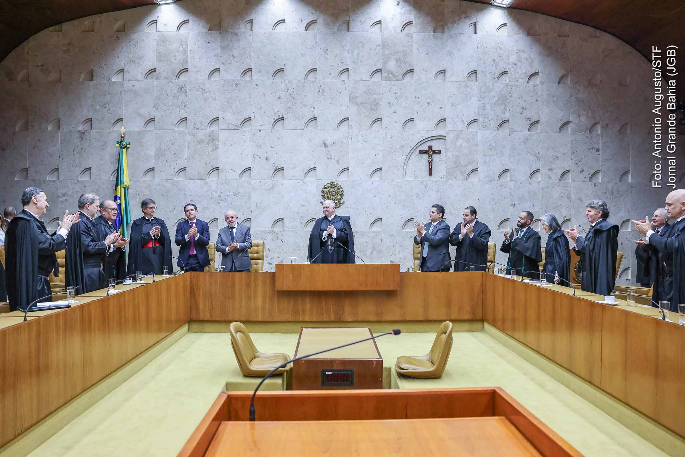 Na segunda-feira (29/09/2025), Edson Fachin tomou posse como presidente do STF e do CNJ, ao lado de Alexandre de Moraes, vice-presidente. O governador Jerônimo Rodrigues prestigiou a cerimônia e destacou o fortalecimento da democracia. Em seu discurso, Fachin reafirmou a defesa da Constituição, da liberdade de imprensa e da diversidade, além de apontar desafios como a crise climática e a necessidade de autocontenção judicial.