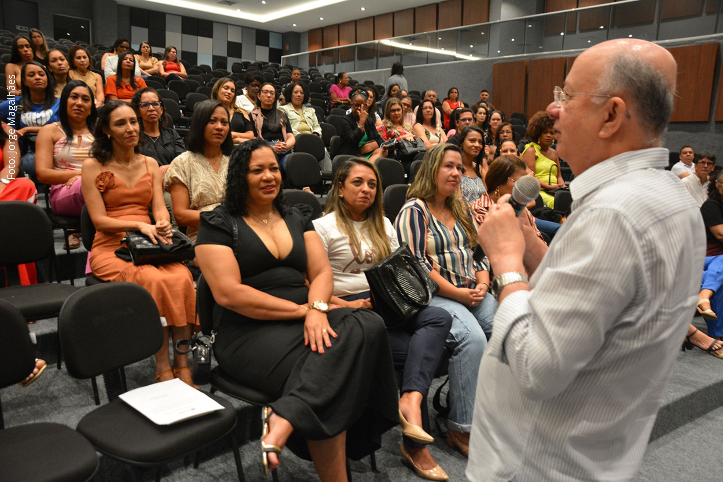 Solenidade no auditório da Secretaria de Educação oficializa enquadramento e garante direitos de férias e aposentadoria aos docentes.