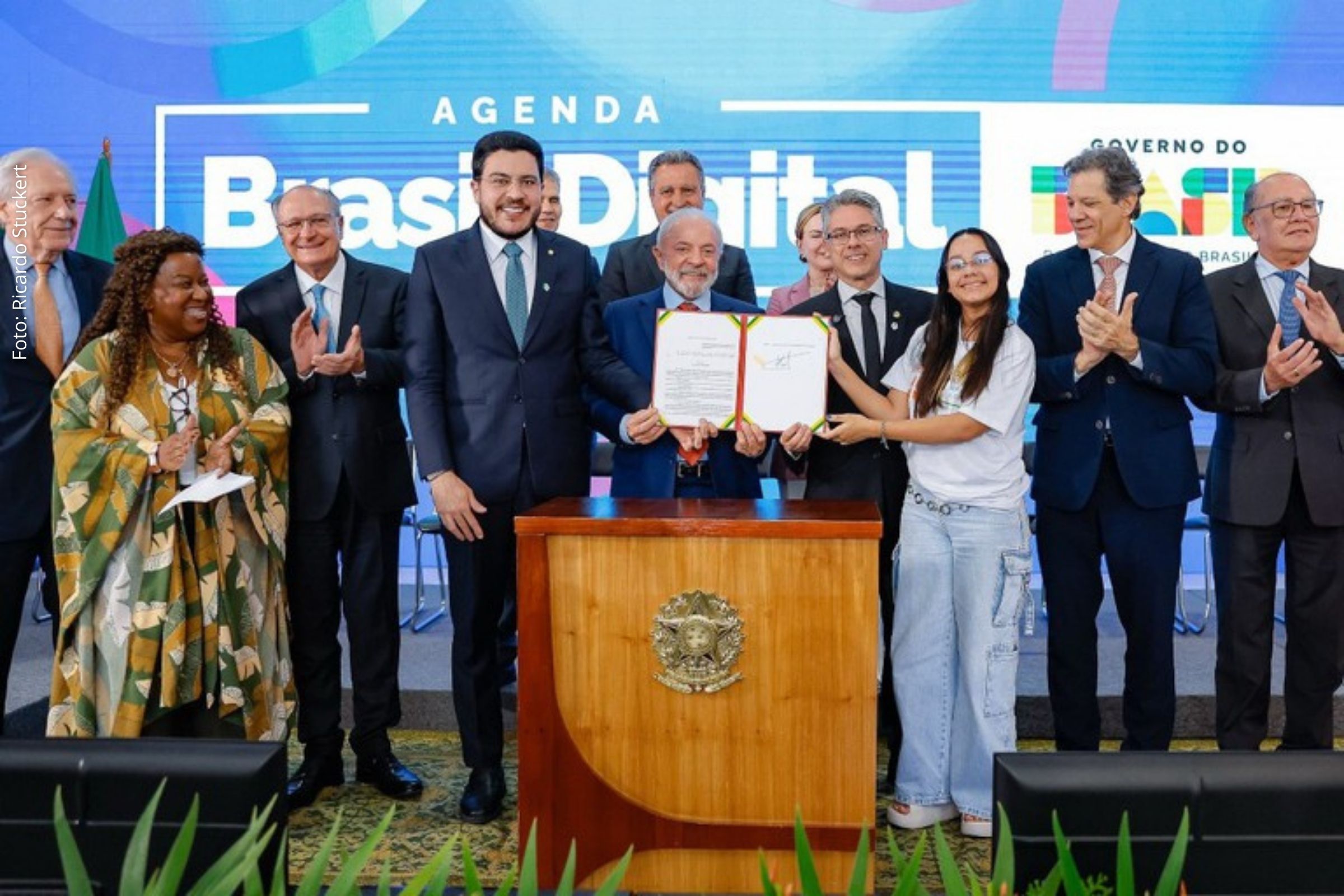 Presidente anuncia lei para proteção de crianças na internet e medidas para modernizar infraestrutura tecnológica do país.