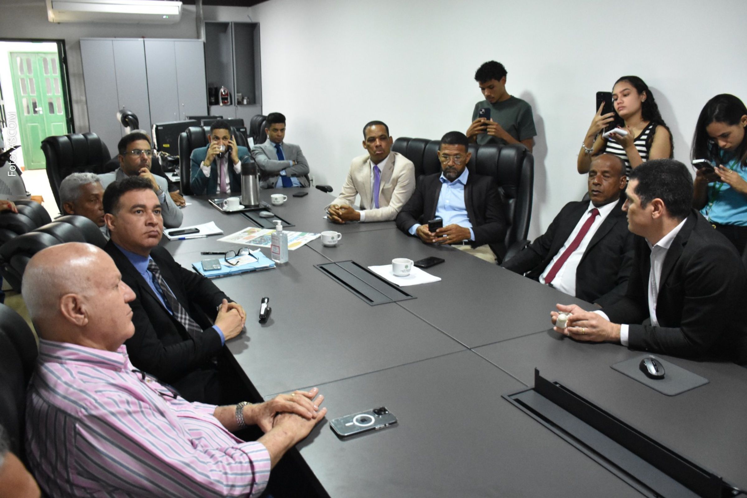 Empresários detalham projeto de ferrovia, estações e impacto econômico; vereadores manifestam apoio e prometem mobilizar autoridades federais.