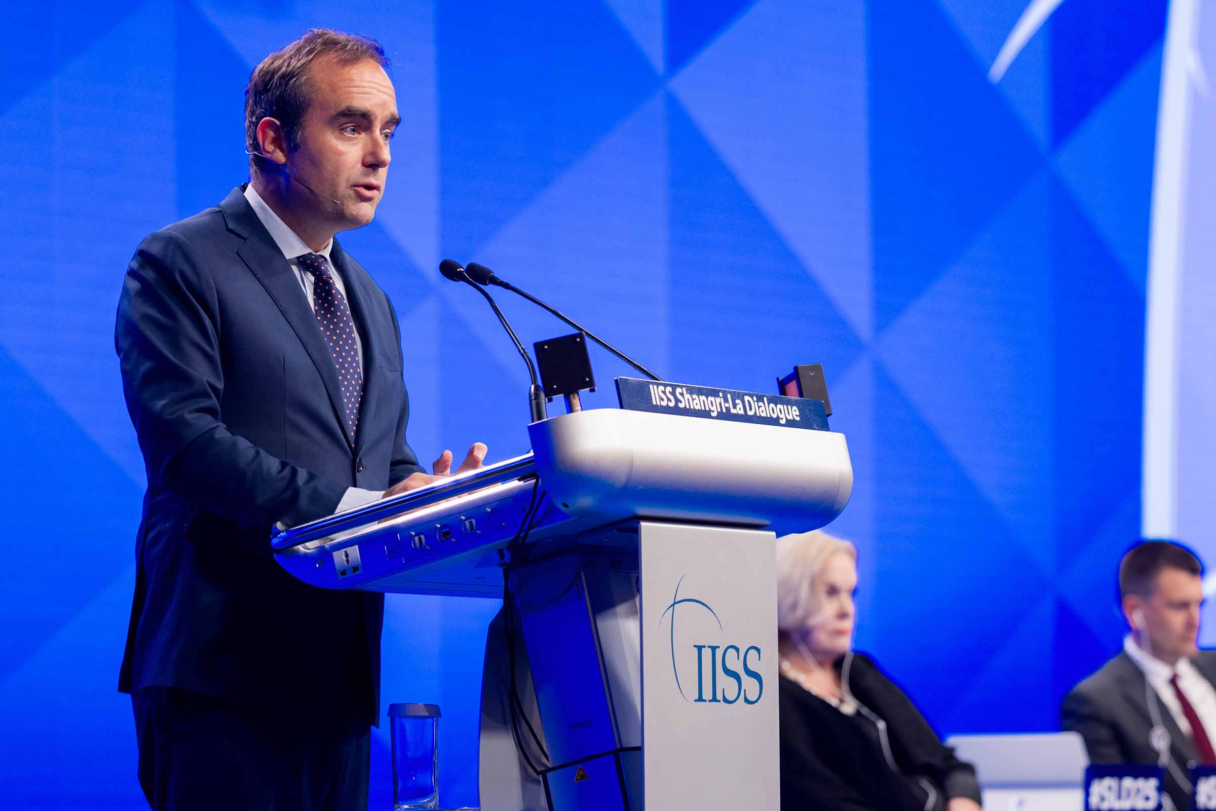 Sébastien Lecornu assume como novo primeiro-ministro da França em meio a crise política e econômica.