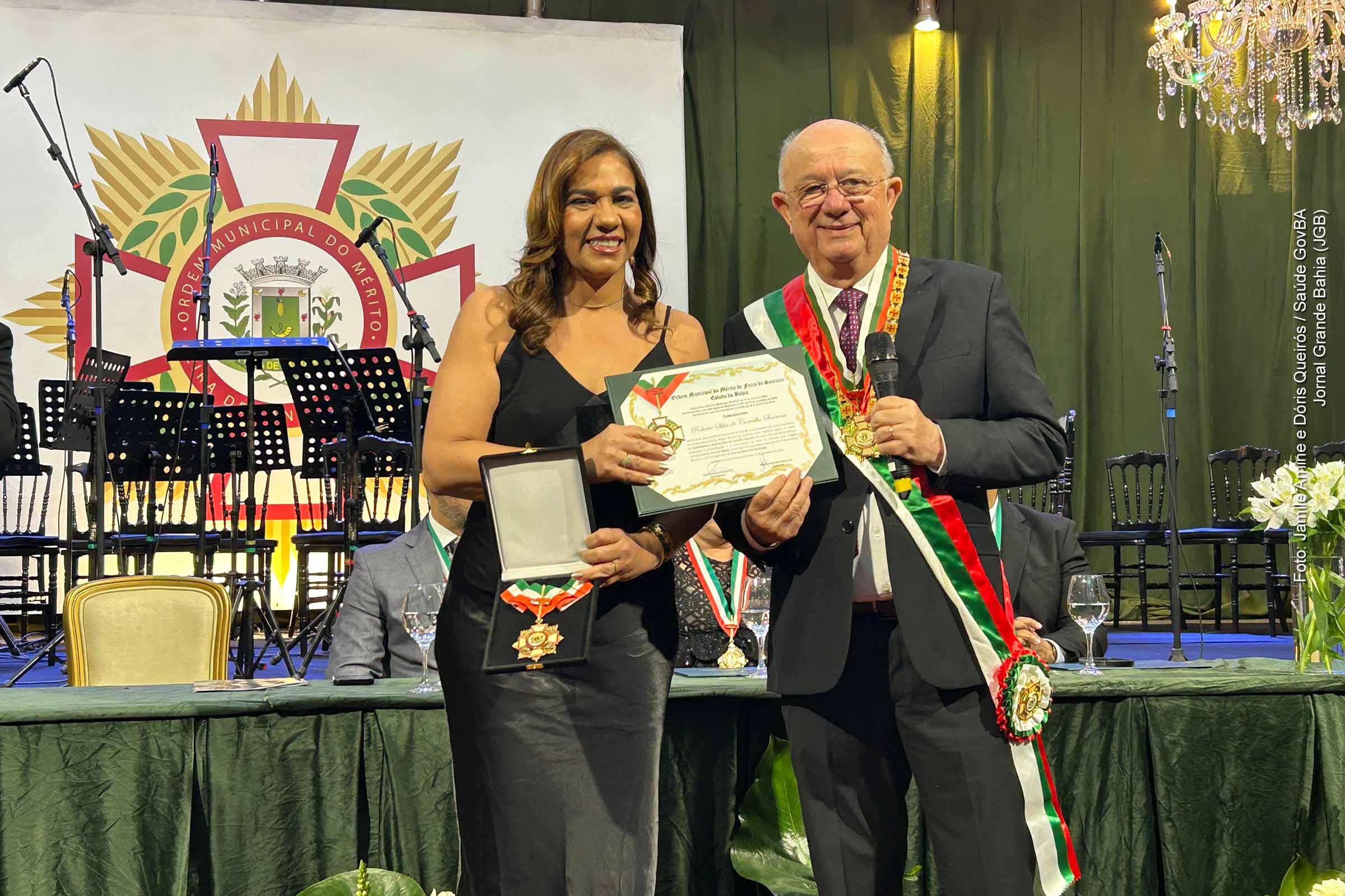 Secretária estadual Roberta Santana é condecorada com a Ordem Municipal do Mérito de Feira de Santana