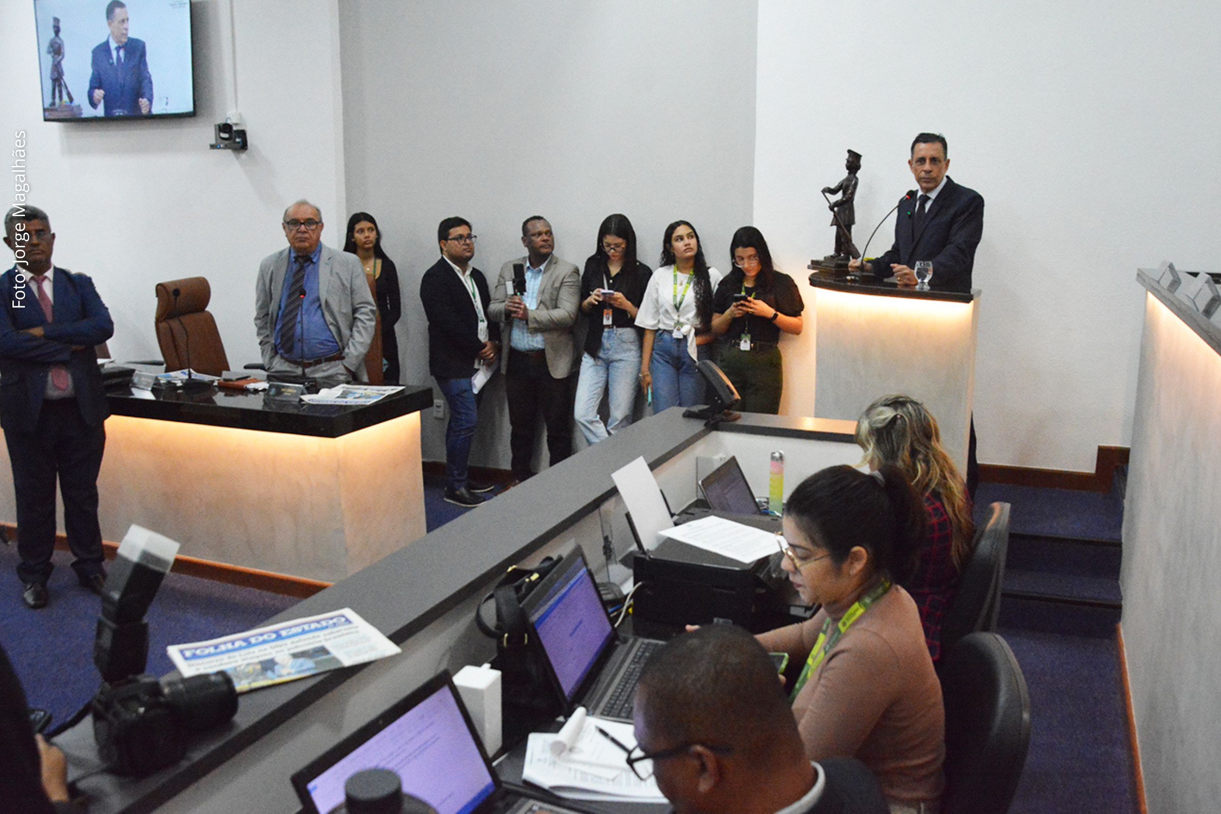 Sérgio Carneiro explicou à Câmara que publicação no Diário Oficial visou informar beneficiados sobre suspensão de passes-livres e pediu desculpas por constrangimentos.