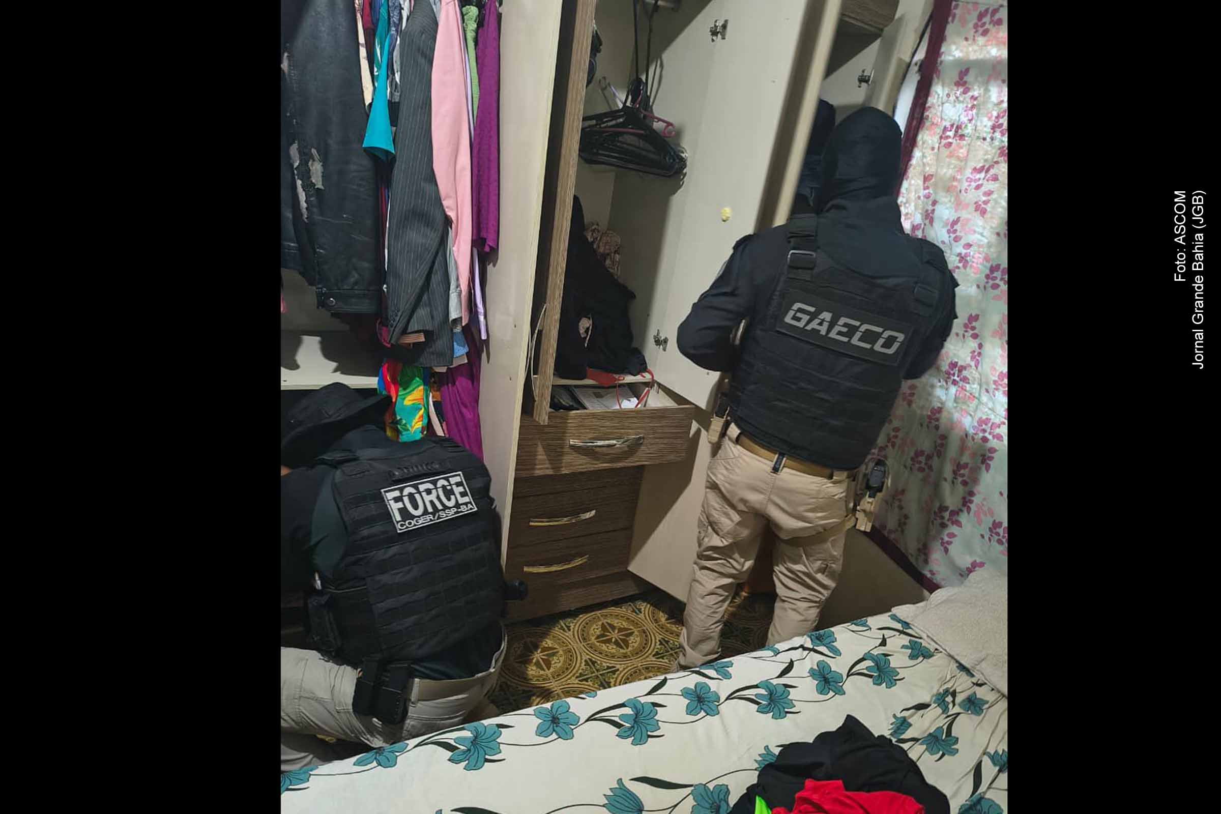 A segunda fase da Operação Terra Justa prendeu um tenente-coronel da Polícia Militar da Bahia, acusado de proteger milícia que atuava em Correntina e região. Foram cumpridos oito mandados e apreendidos documentos, armas e eletrônicos. O MP denunciou cinco envolvidos, incluindo um sargento da reserva, e obteve o bloqueio de bens de até R$ 8,4 milhões. O caso expõe a infiltração de redes criminosas em instituições públicas e o histórico de violência fundiária no oeste do estado.