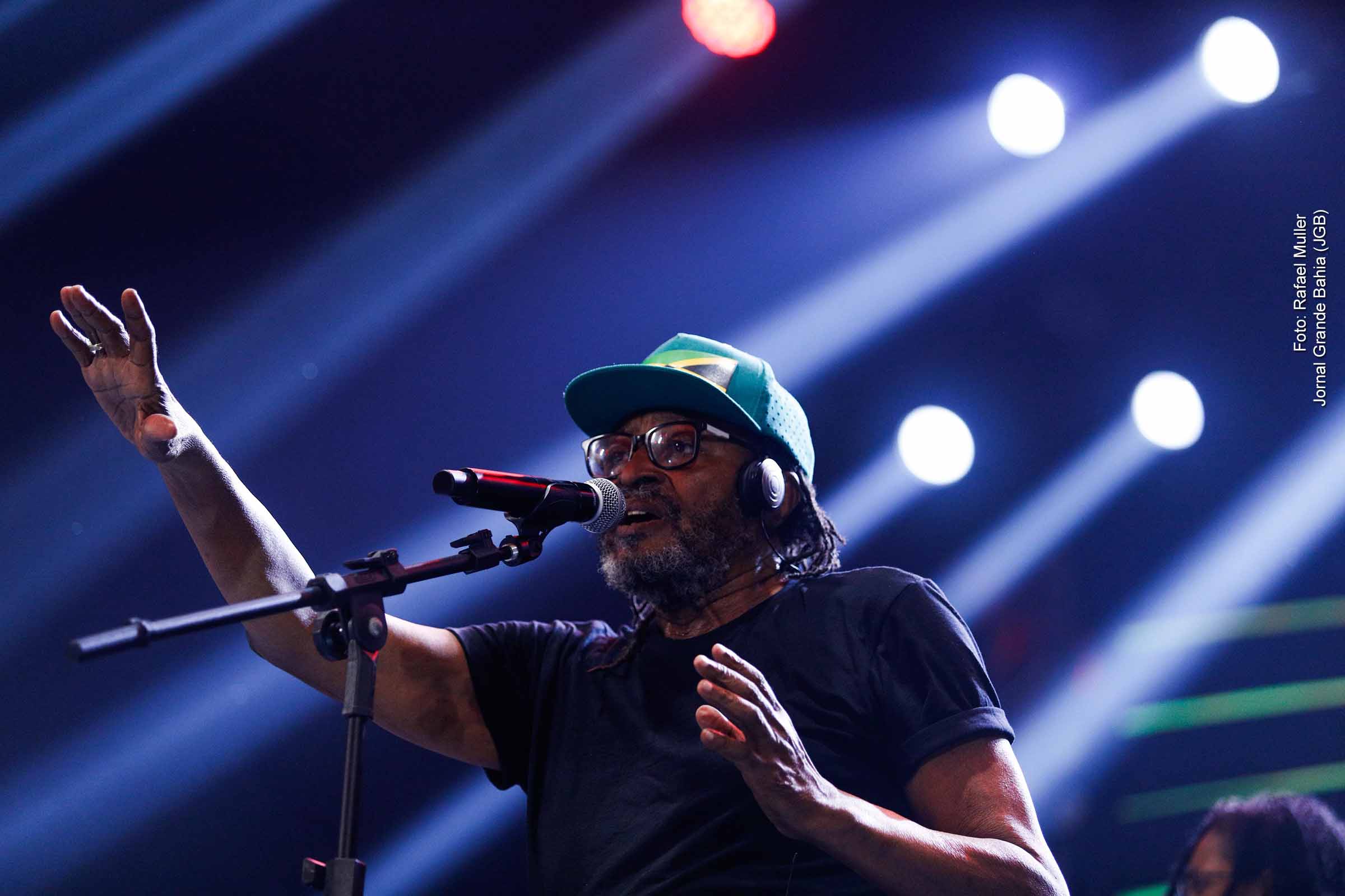 A inauguração da Arena A TARDE, durante o Festival A TARDE FM, reuniu 8 mil pessoas em Salvador e consagrou o espaço como novo marco cultural da cidade. Shows de artistas nacionais e baianos, estrutura moderna e acessível, além de impacto econômico e reconhecimento de autoridades, consolidaram a arena como palco estratégico para o futuro da cultura baiana.