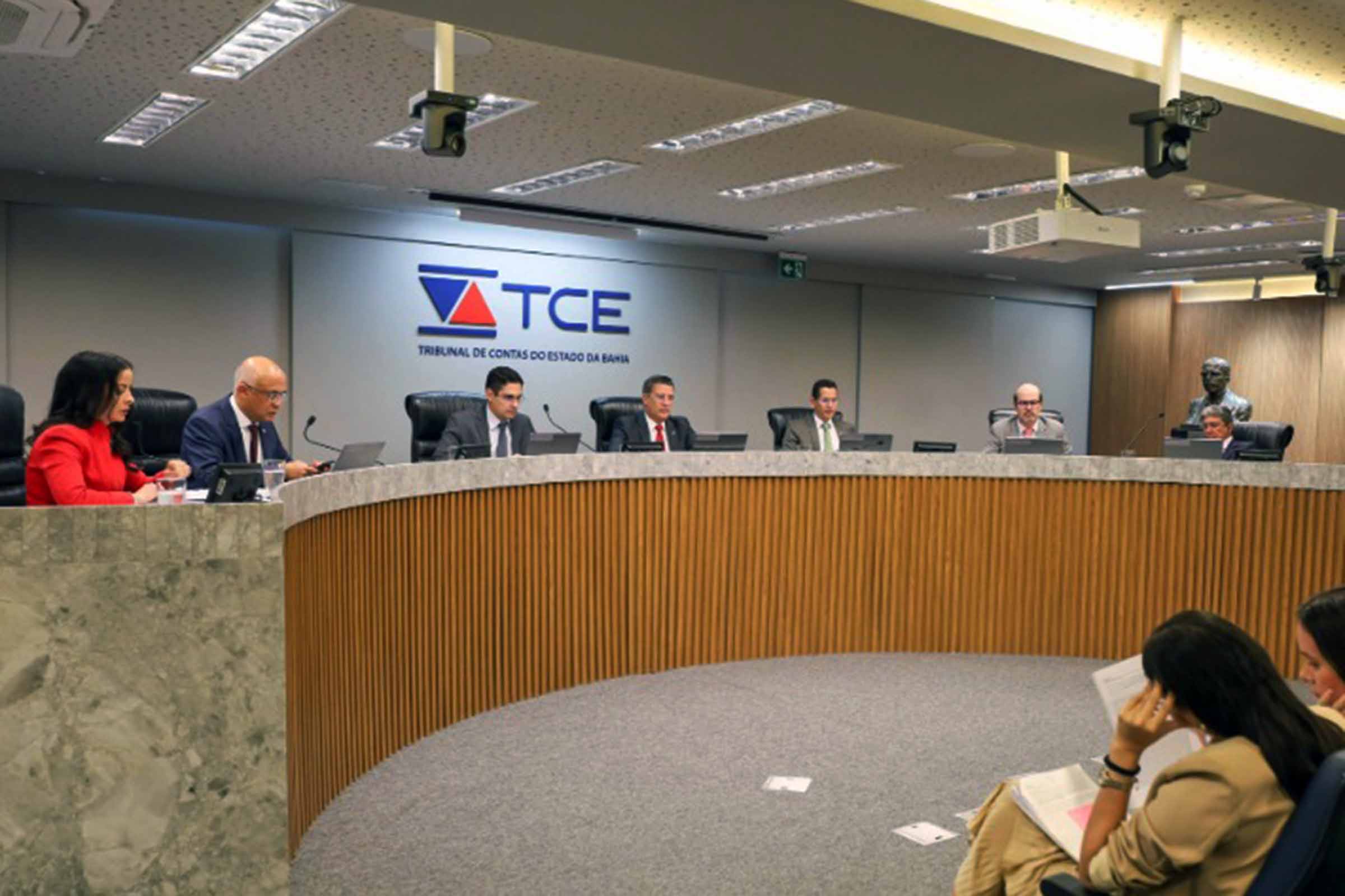 TCE aprova contas de 2023 da UEFS com ressalvas, multa ex-gestores e exige plano para uso de equipamentos parados