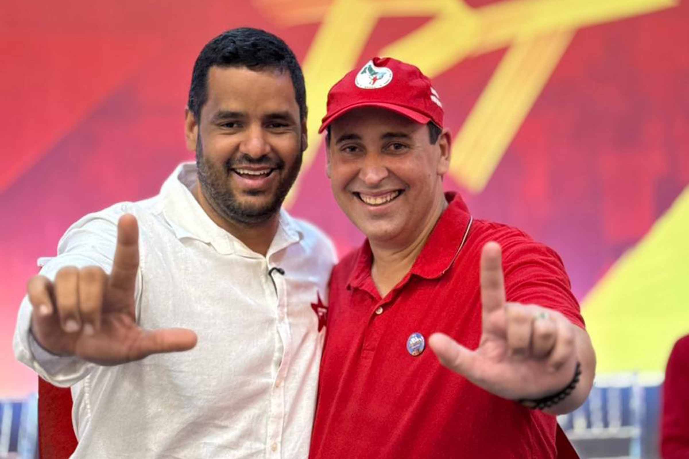 No sábado (06/09/2025), o PT Bahia empossou Tássio Brito como novo presidente estadual, sucedendo Éden Valadares, atual secretário Nacional de Comunicação do PT. Em discurso, Éden fez balanço de sua gestão, destacou avanços em comunicação e resultados eleitorais, agradeceu à militância e transmitiu confiança ao sucessor. A legenda definiu como prioridade as reeleições de Jerônimo Rodrigues e de Lula em 2026, defendendo renovação e diálogo com a sociedade.