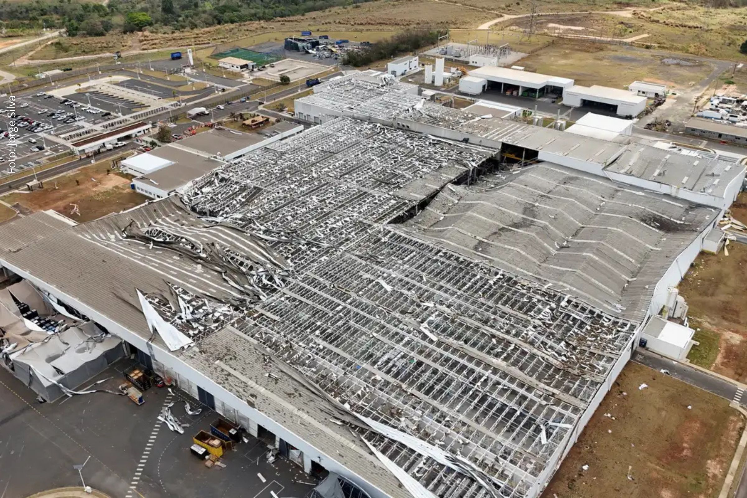 Montadora interrompe atividades em três unidades e anuncia layoff temporário enquanto busca alternativas de fornecimento de motores.