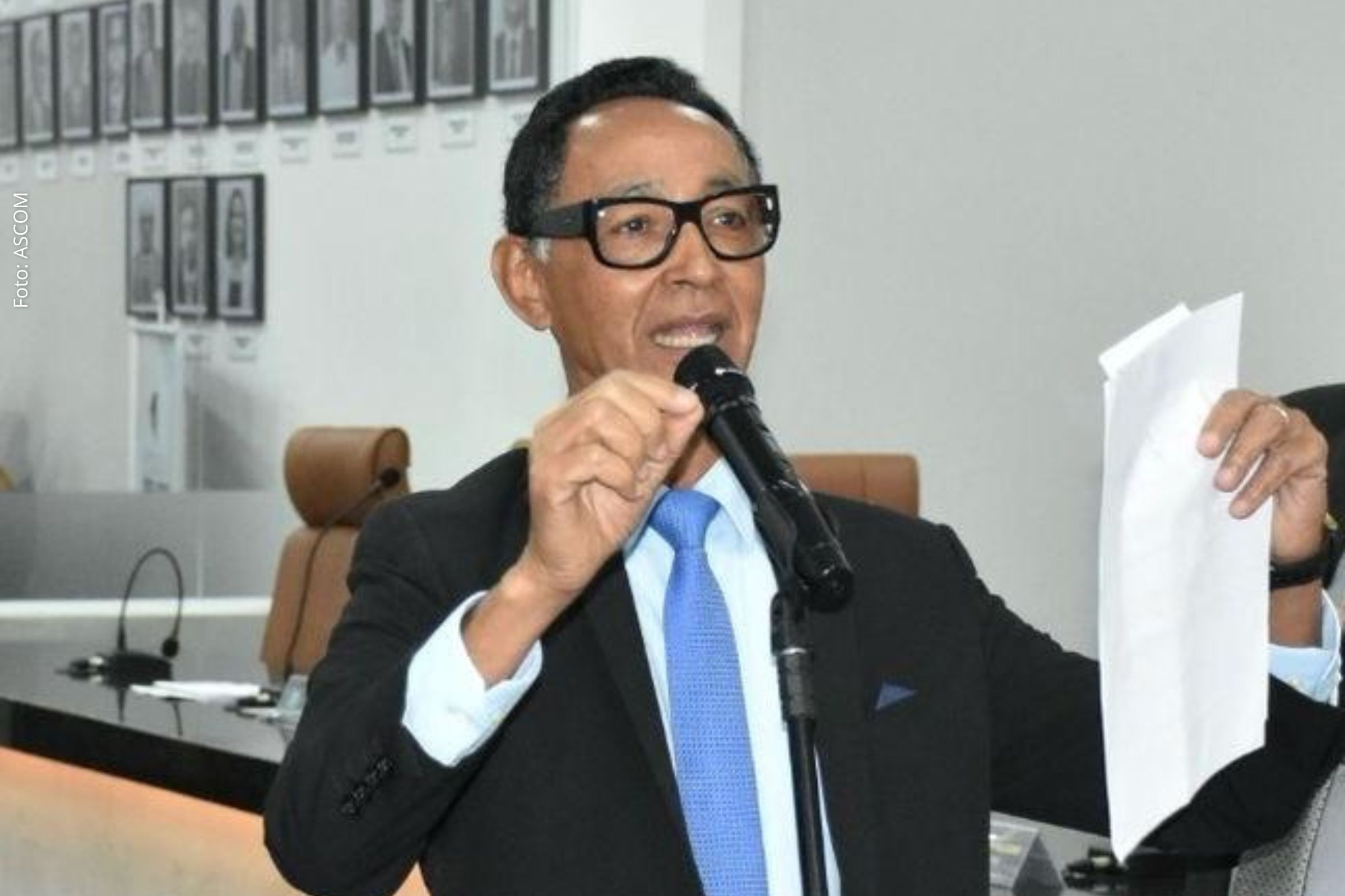 Vereador Edvaldo Lima apresenta indicações para melhorias em ruas afetadas por buracos, lama e acúmulo de água.