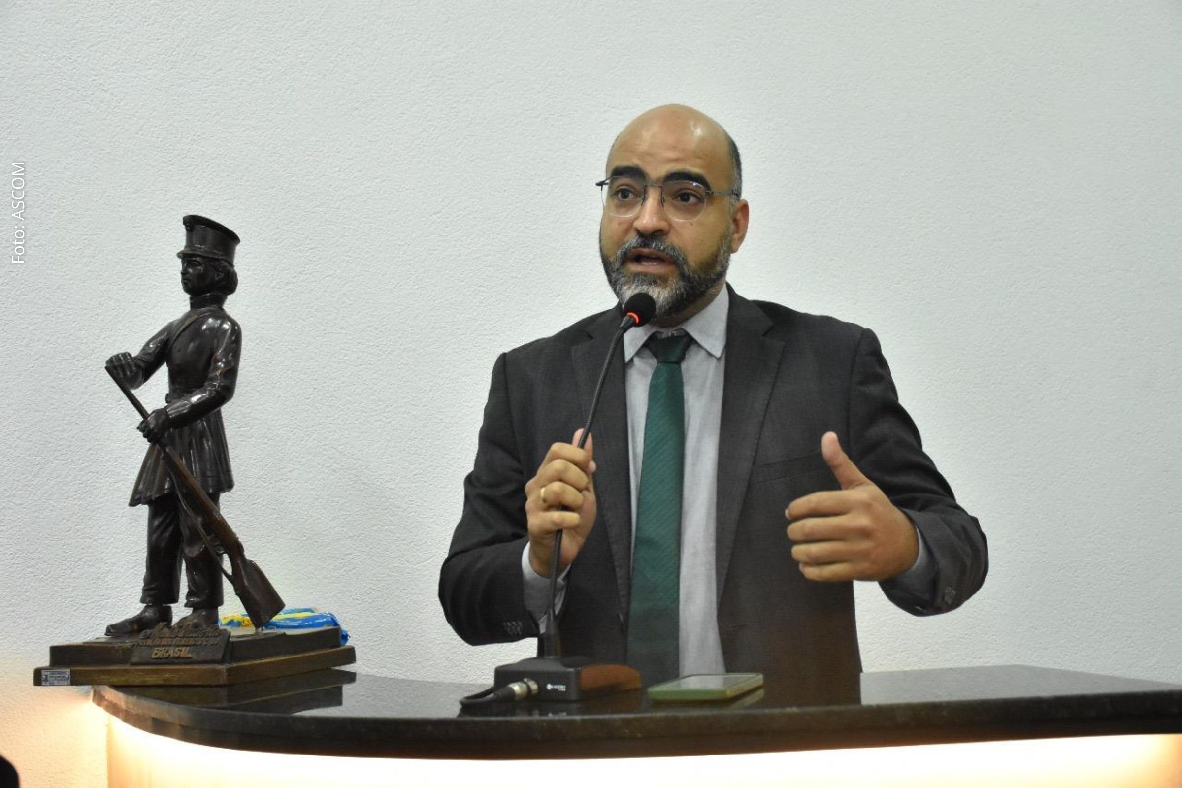 Parlamentar defende que benefícios fiscais não devem ser aplicados a terrenos que descumprem função social e causam riscos à comunidade.