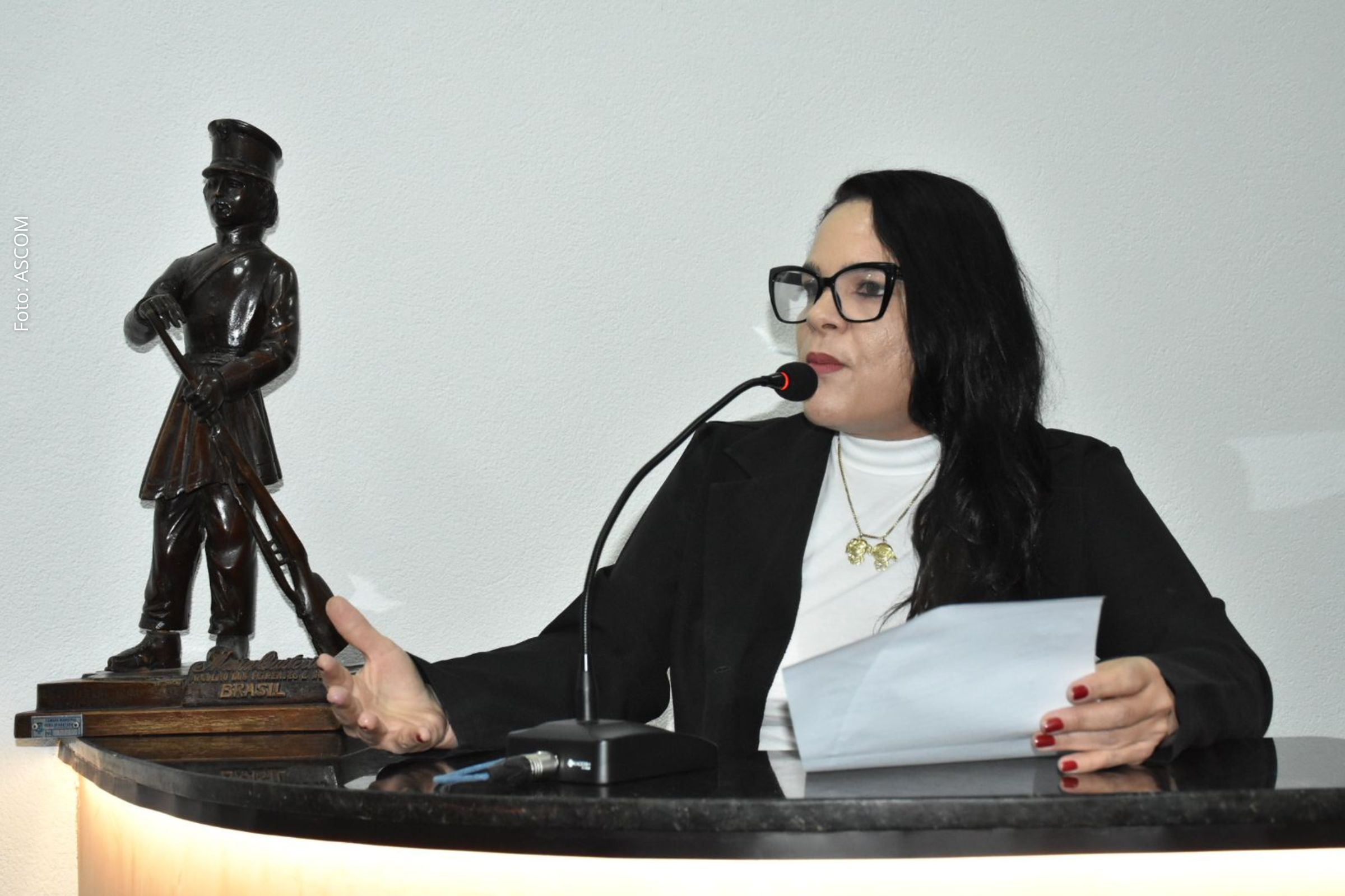 Vereadores da Câmara de Feira de Santana encaminham indicações à Prefeitura para resolver problemas em iluminação, calçamento, praças e pontos de ônibus, garantindo segurança e qualidade de vida.