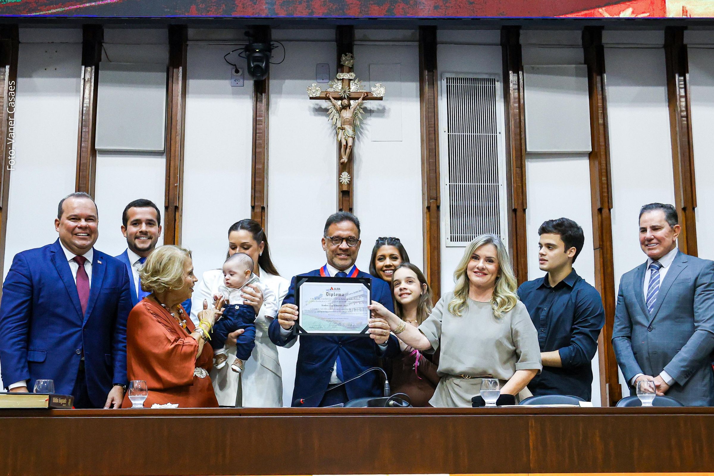 Homenagem proposta pelo deputado Matheus Ferreira reconhece a trajetória e a contribuição do jornalista à comunicação baiana.