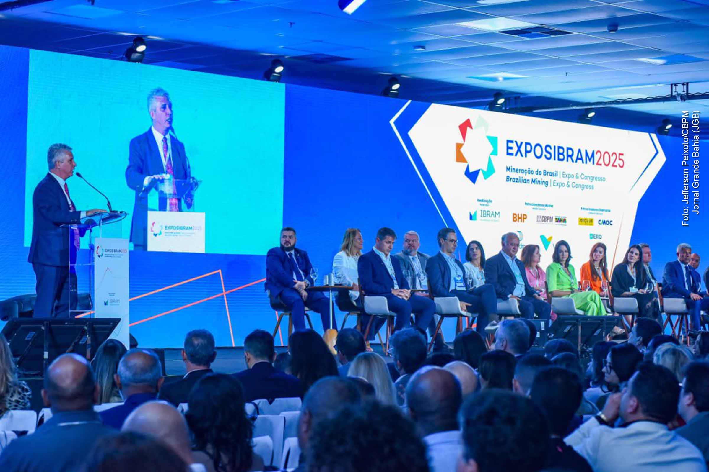 A EXPOSIBRAM 2025, aberta nesta segunda-feira (27/10/2025) em Salvador, consolidou a Bahia como protagonista da mineração brasileira. O evento, promovido pelo IBRAM com apoio da CBPM e do Governo do Estado, reúne líderes, investidores e especialistas para discutir o papel dos minerais críticos na transição energética e no desenvolvimento sustentável do país.