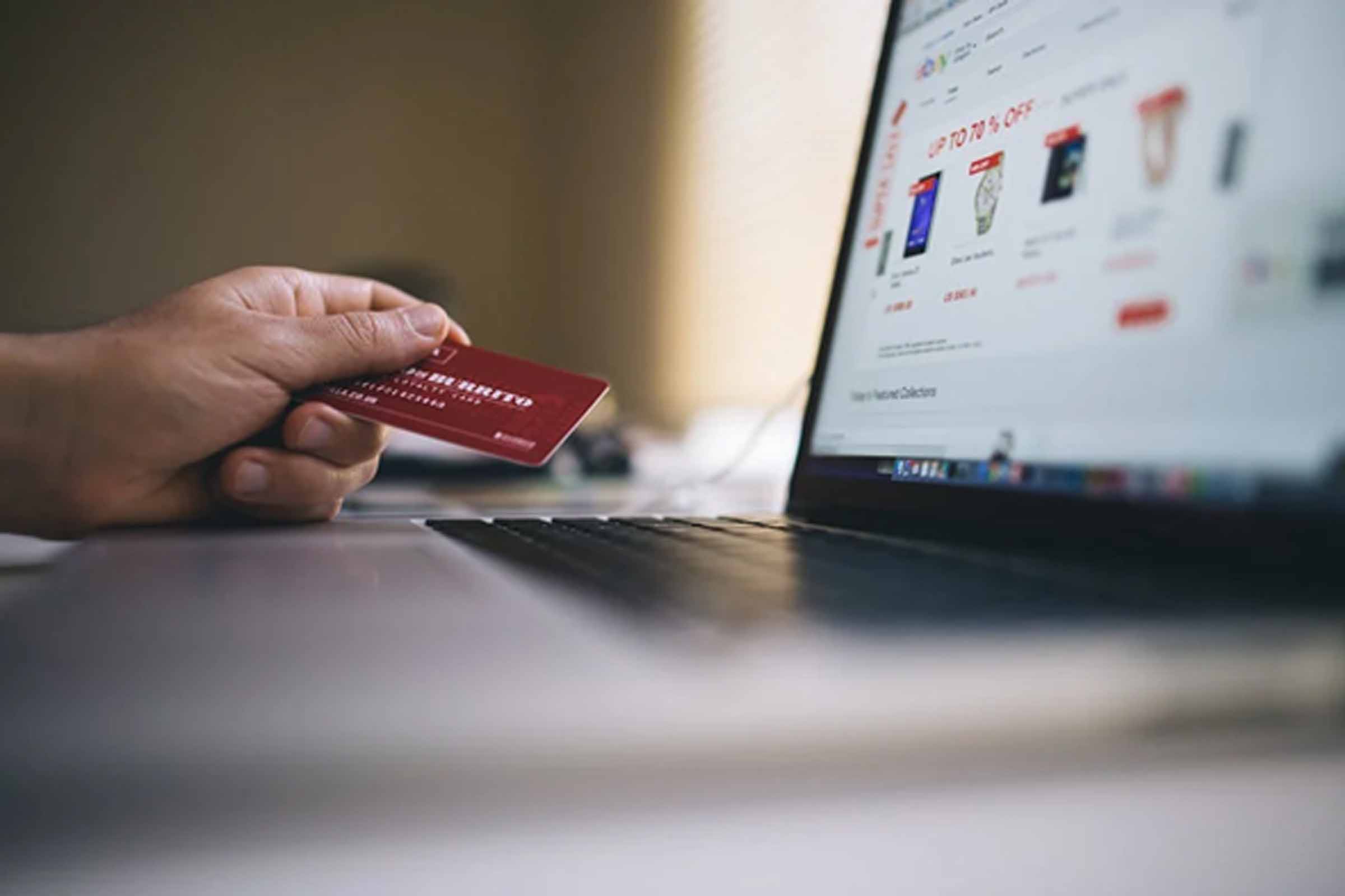 Com a aproximação da Black Friday, cresce a expectativa entre os consumidores brasileiros em busca de descontos reais e oportunidades únicas de compra. O evento, já consolidado como o maior do comércio eletrônico nacional, movimenta milhões de pessoas e bilhões em vendas. Eletrônicos, moda e artigos para casa lideram as categorias mais procuradas, refletindo o comportamento de consumo e as novas prioridades dos brasileiros, que vão do entretenimento ao conforto doméstico.