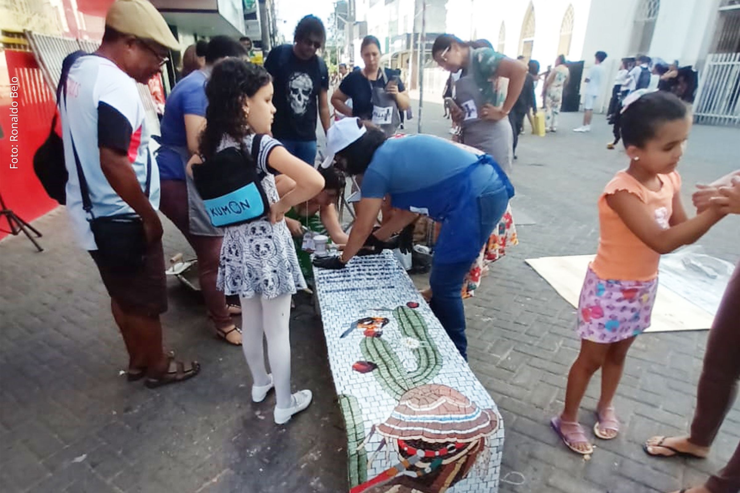 Banco de concreto se transforma em obra de arte no calçadão da Sales Barbosa em Feira de Santana