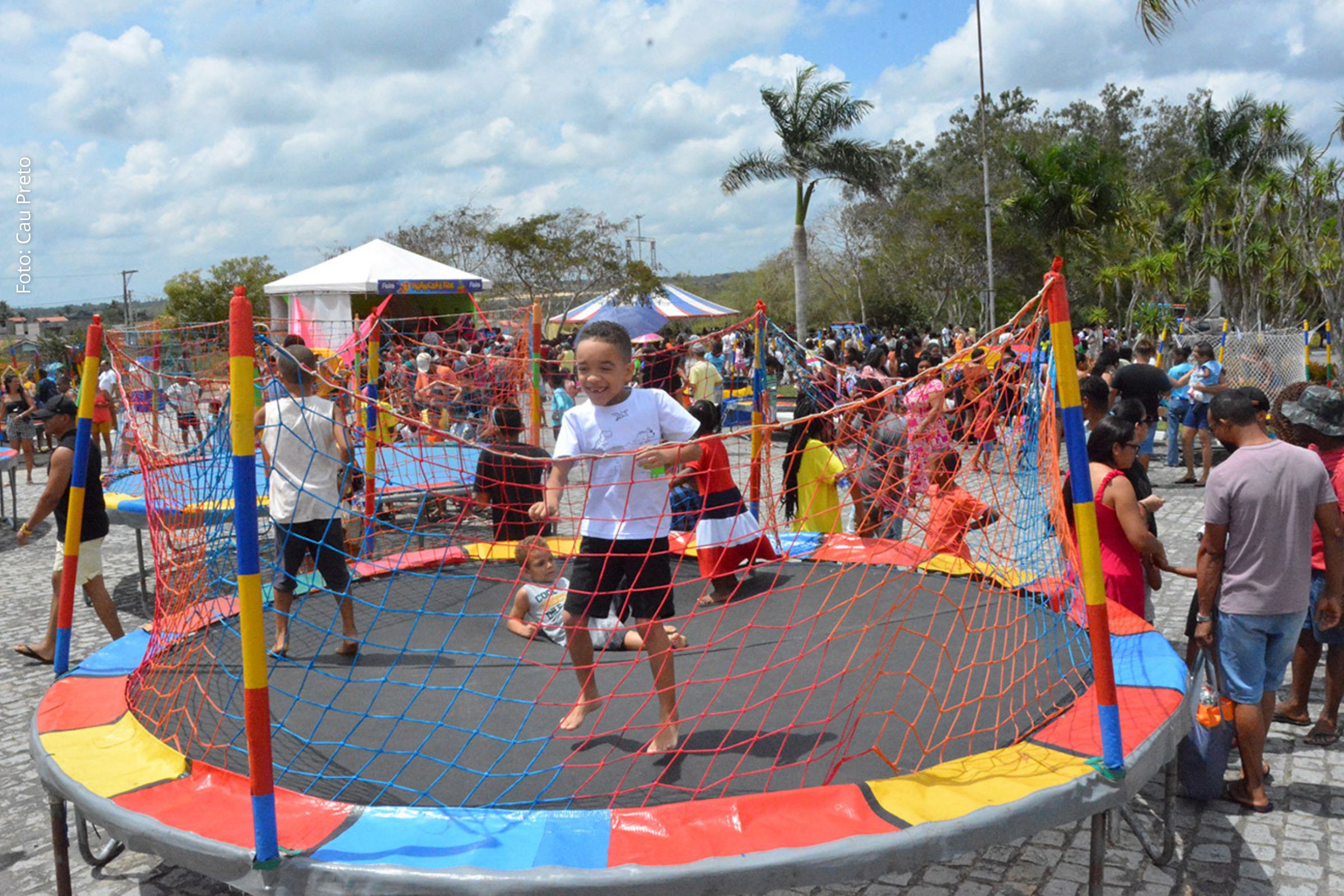 Evento promovido pela Prefeitura levou atrações lúdicas, serviços de saúde e segurança reforçada neste domingo (12), celebrando o Dia das Crianças.