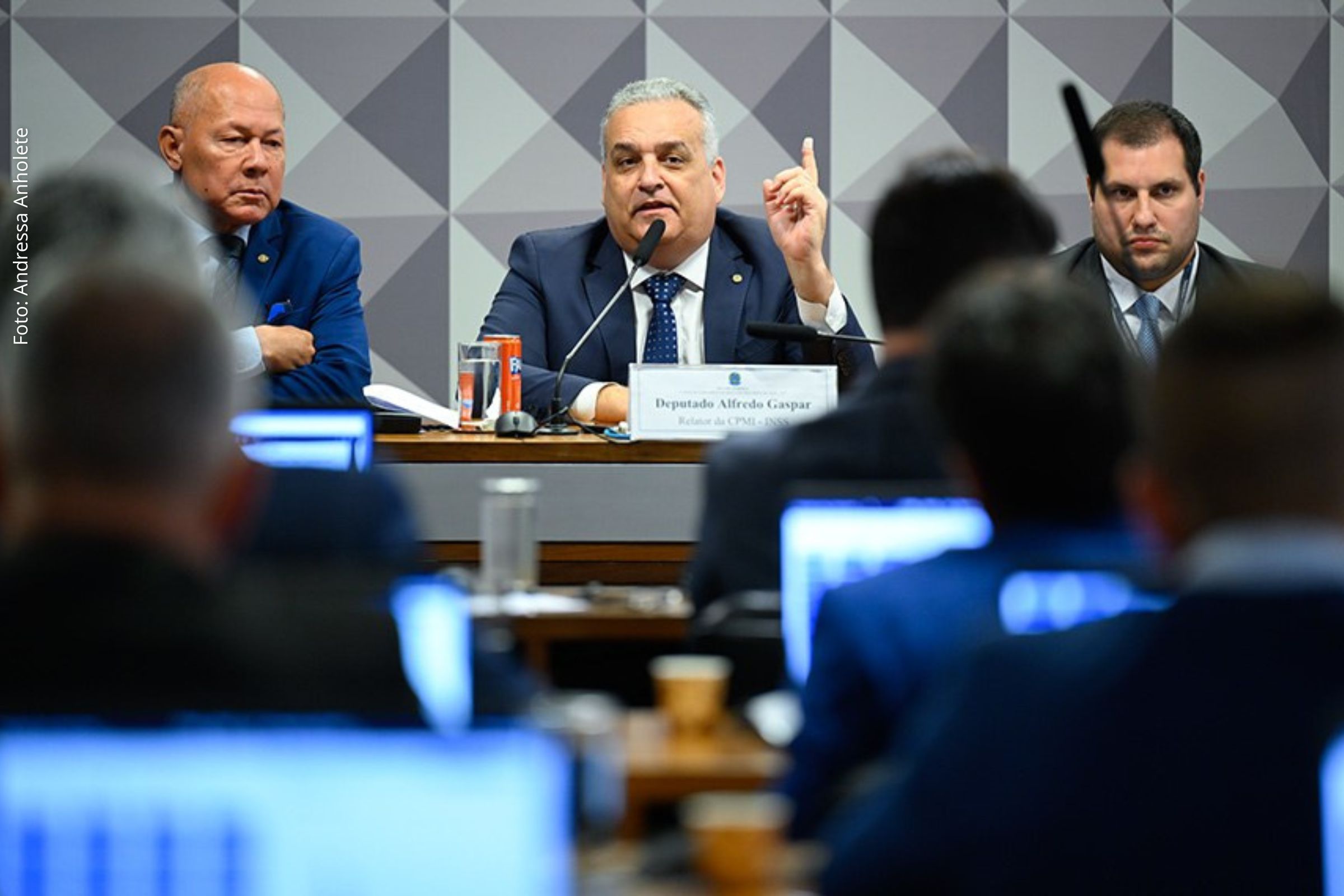 Comissão aprova convocação de ex-procurador do INSS e familiares, além de medidas de quebra de sigilos e convites para depoimentos.