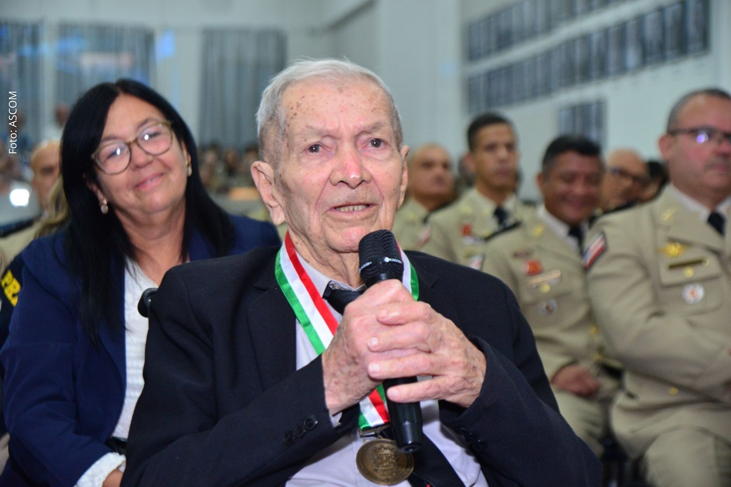 Condecoração reconhece Cabo Gusmão e outros membros da Polícia Militar da Bahia por serviços prestados à comunidade.