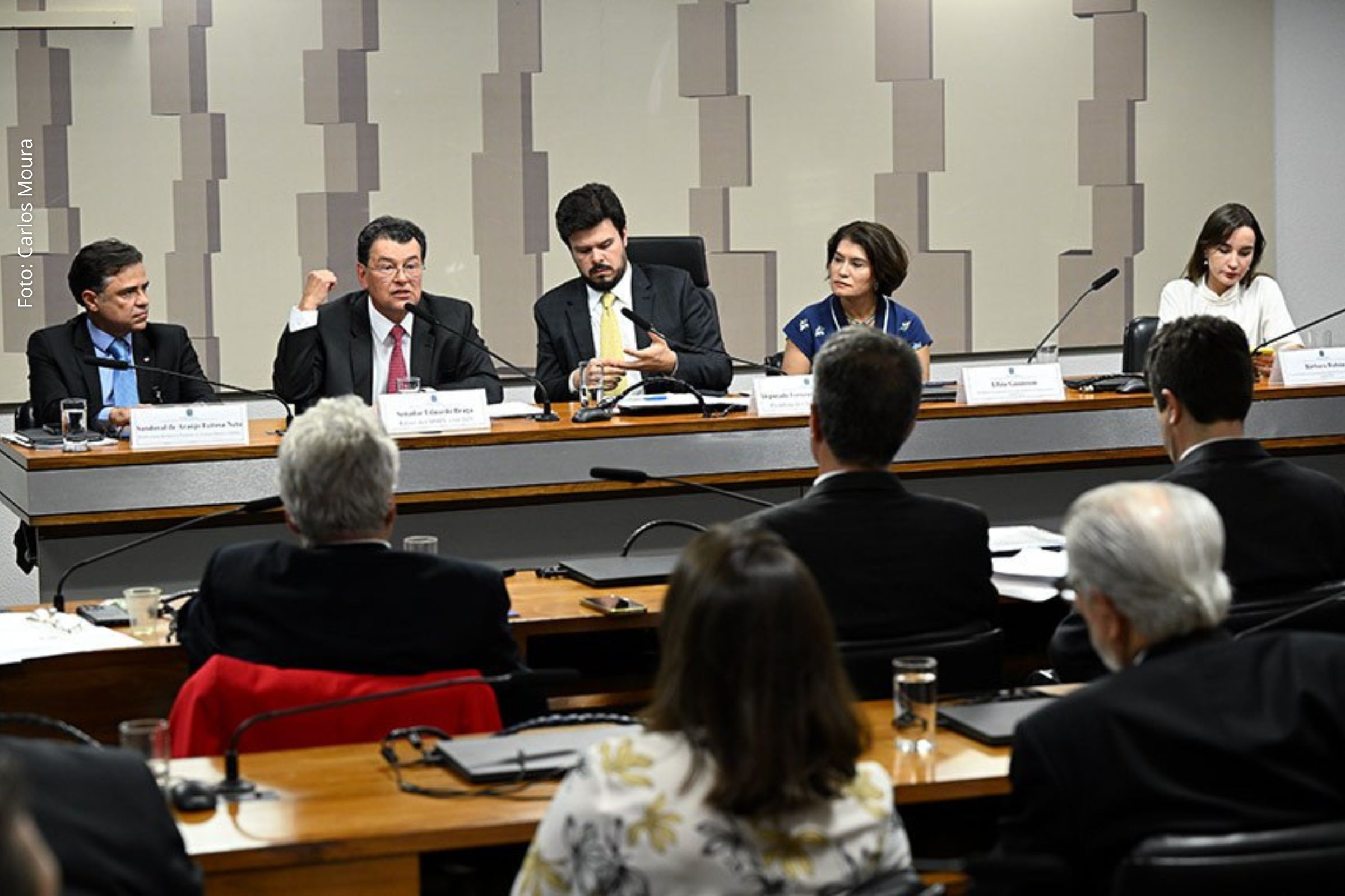 Especialistas discutem armazenamento de energia, subsídios e mercado livre para reduzir custos da conta de luz.