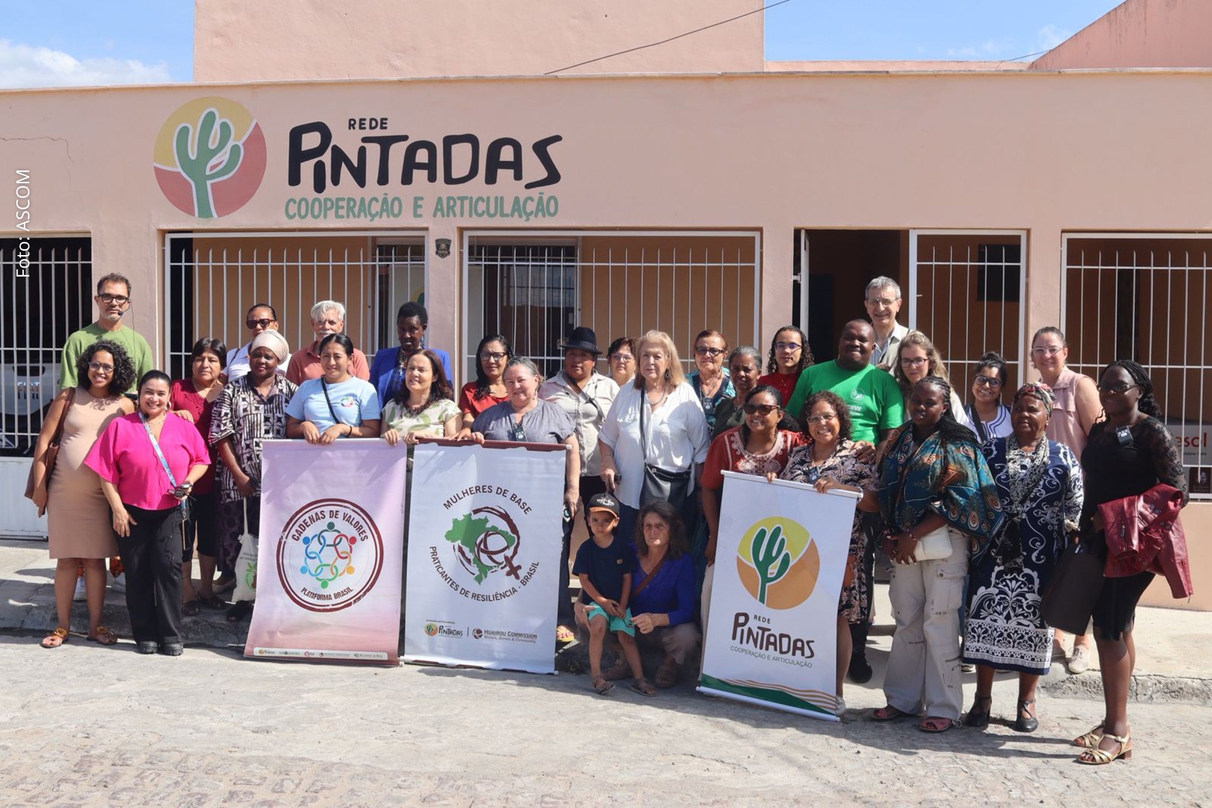 Delegados de diversos países conhecem experiências locais de economia solidária, agroecologia e protagonismo feminino no semiárido baiano.