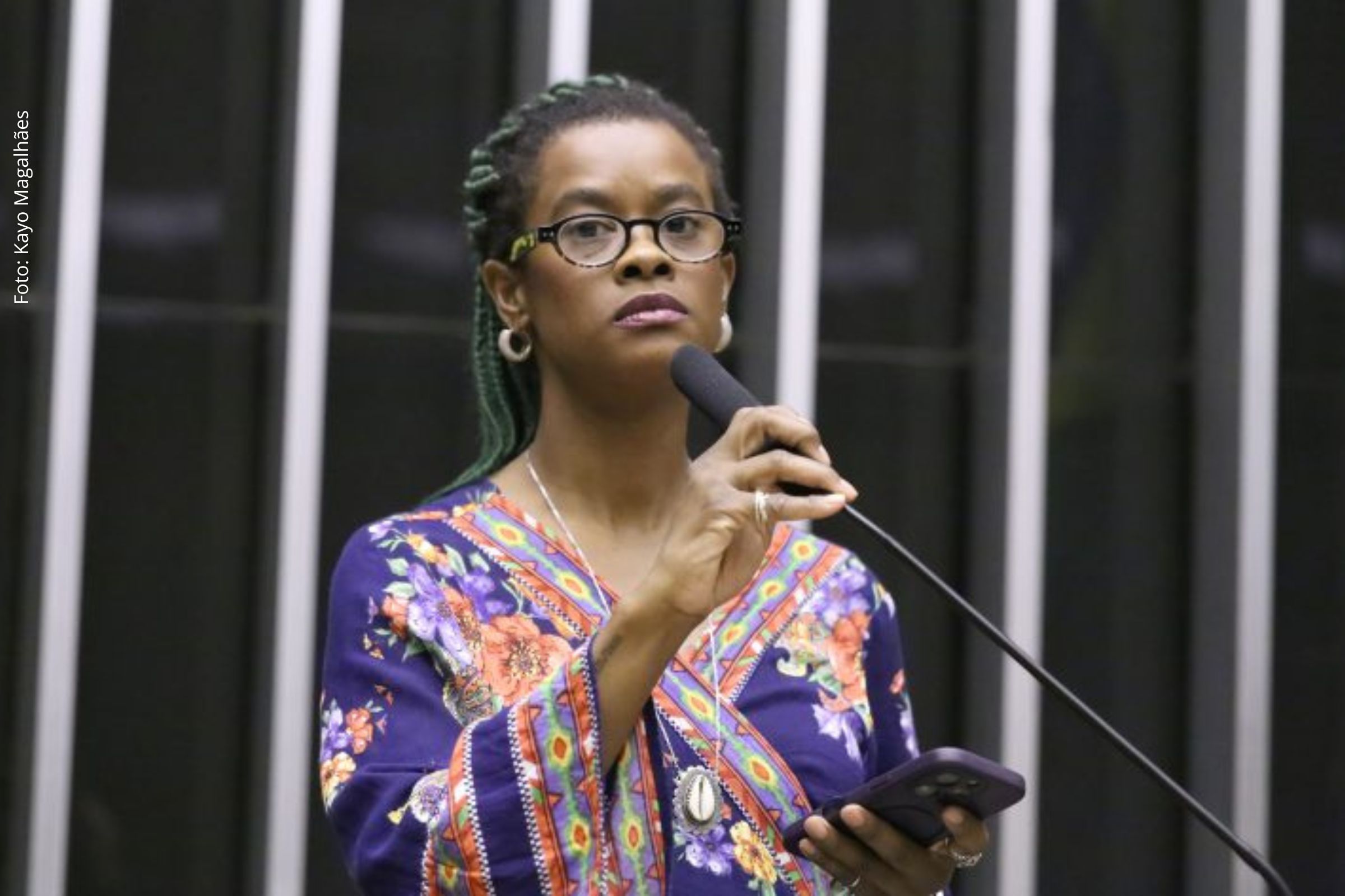 Projetos de lei garantem pagamento do piso nacional a docentes temporários e estabelecem política de bolsas para formação de professores da educação básica.