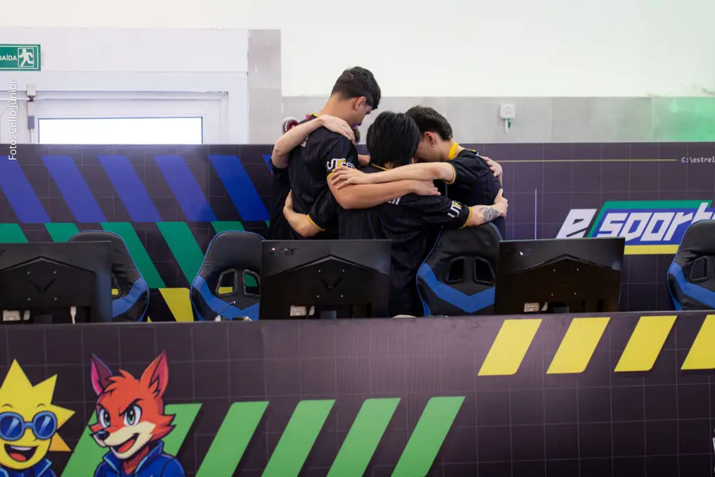 Jogadores universitários avaliam rotina intensa, pressões e decisões sobre carreira no cenário competitivo de e-sports.