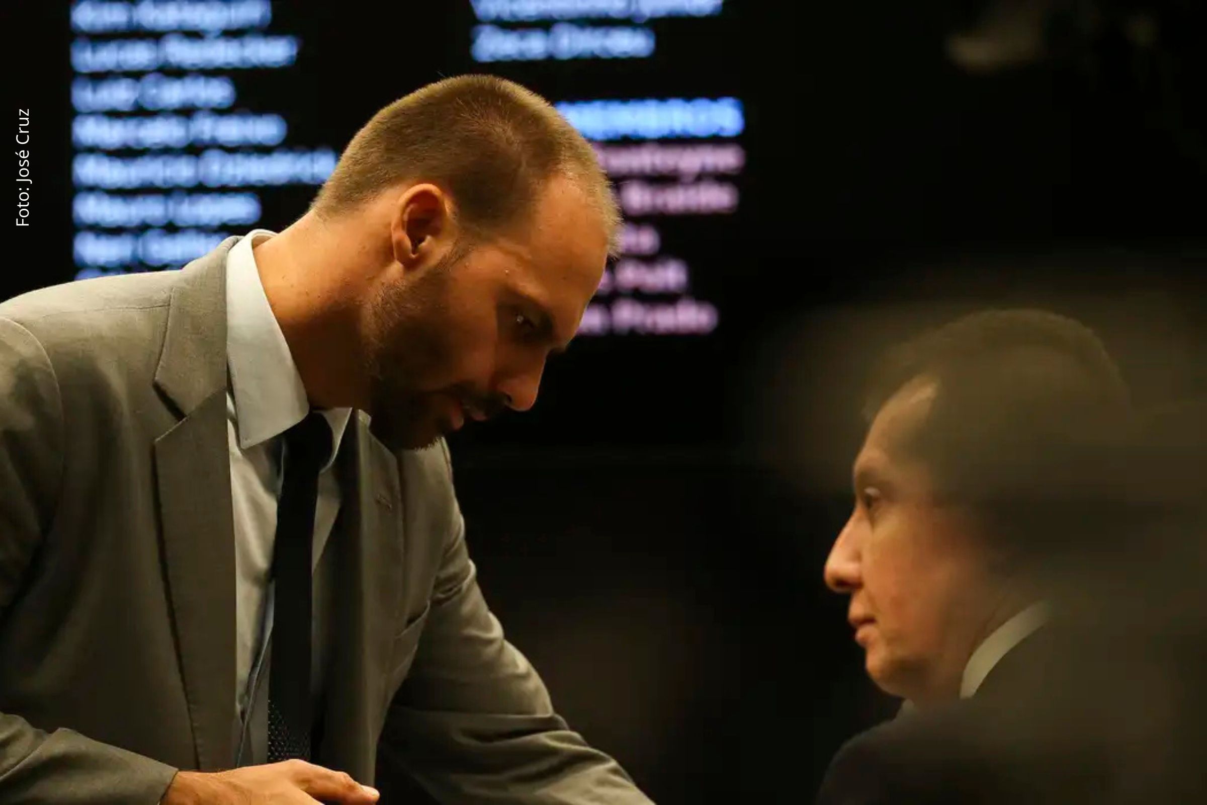 Ministro Alexandre de Moraes garante representação legal após deputado não apresentar defesa prévia.