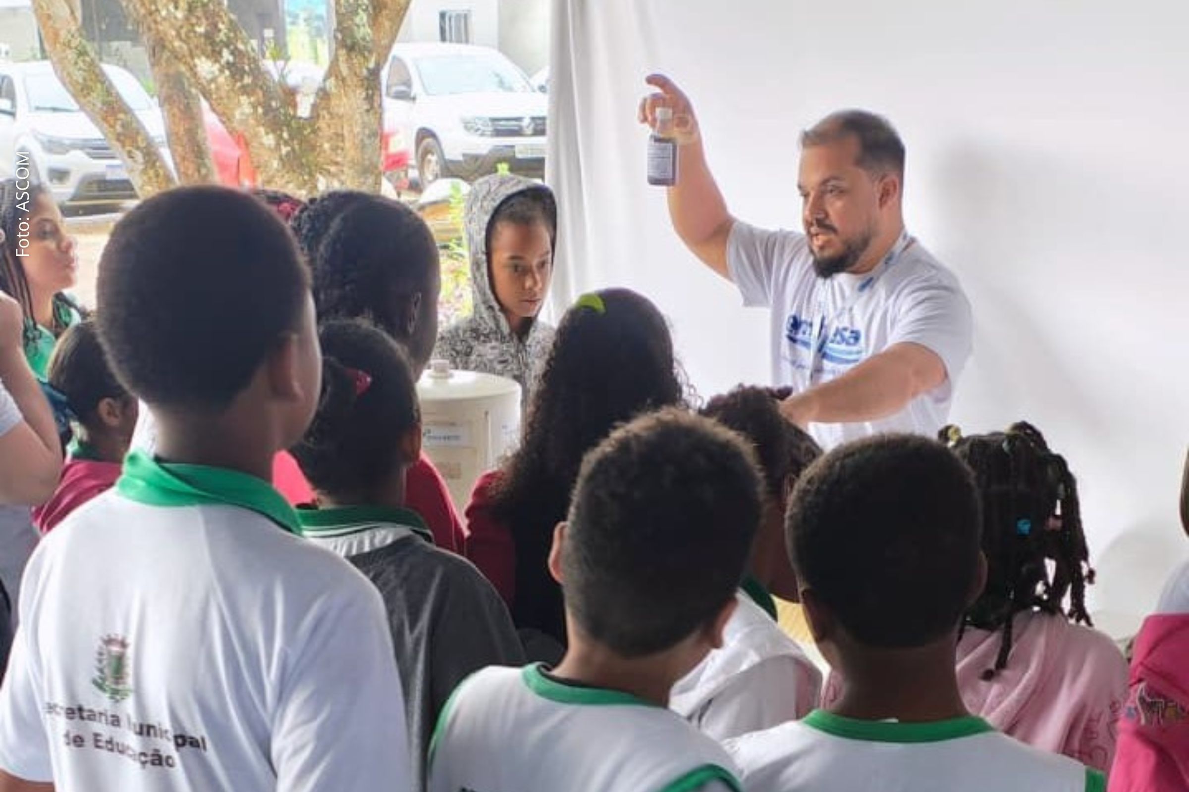 Ação educativa integrou a 22ª Semana Nacional de Ciência e Tecnologia em Feira de Santana, com oficinas, jogos e doação de mudas nativas.