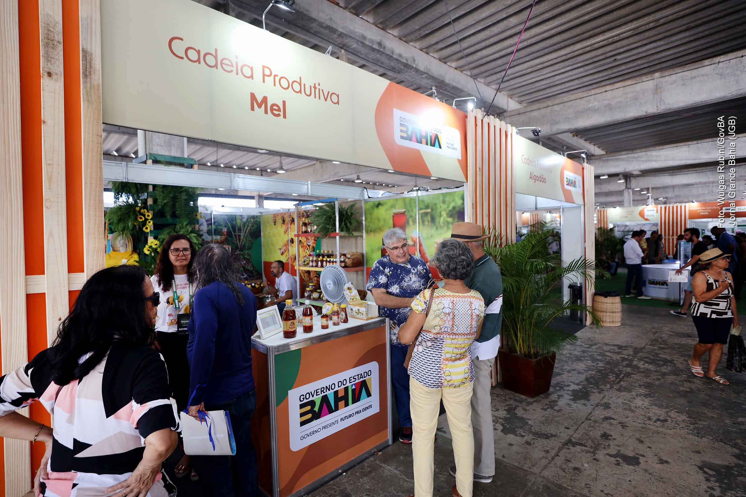 A Fenagro 2025, realizada entre 29 de novembro e 7 de dezembro em Salvador, promete ser a maior edição da história, com 150 mil visitantes, R$ 120 milhões em negócios e 600 expositores de 12 estados. Com o tema “Campo e Cidade: juntos pelo futuro do agro”, o evento celebra os 130 anos da Seagri, destaca o papel estratégico do agronegócio baiano e reforça a integração entre inovação, sustentabilidade e cultura.