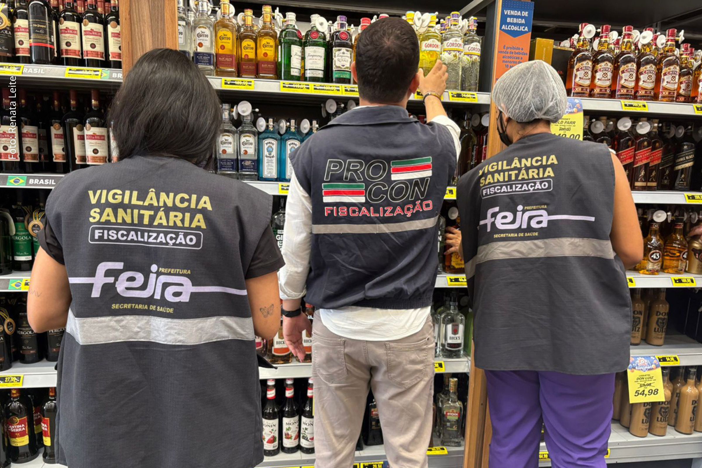 Operação inspeciona procedência, validade e registro de produtos após casos suspeitos de intoxicação por metanol.