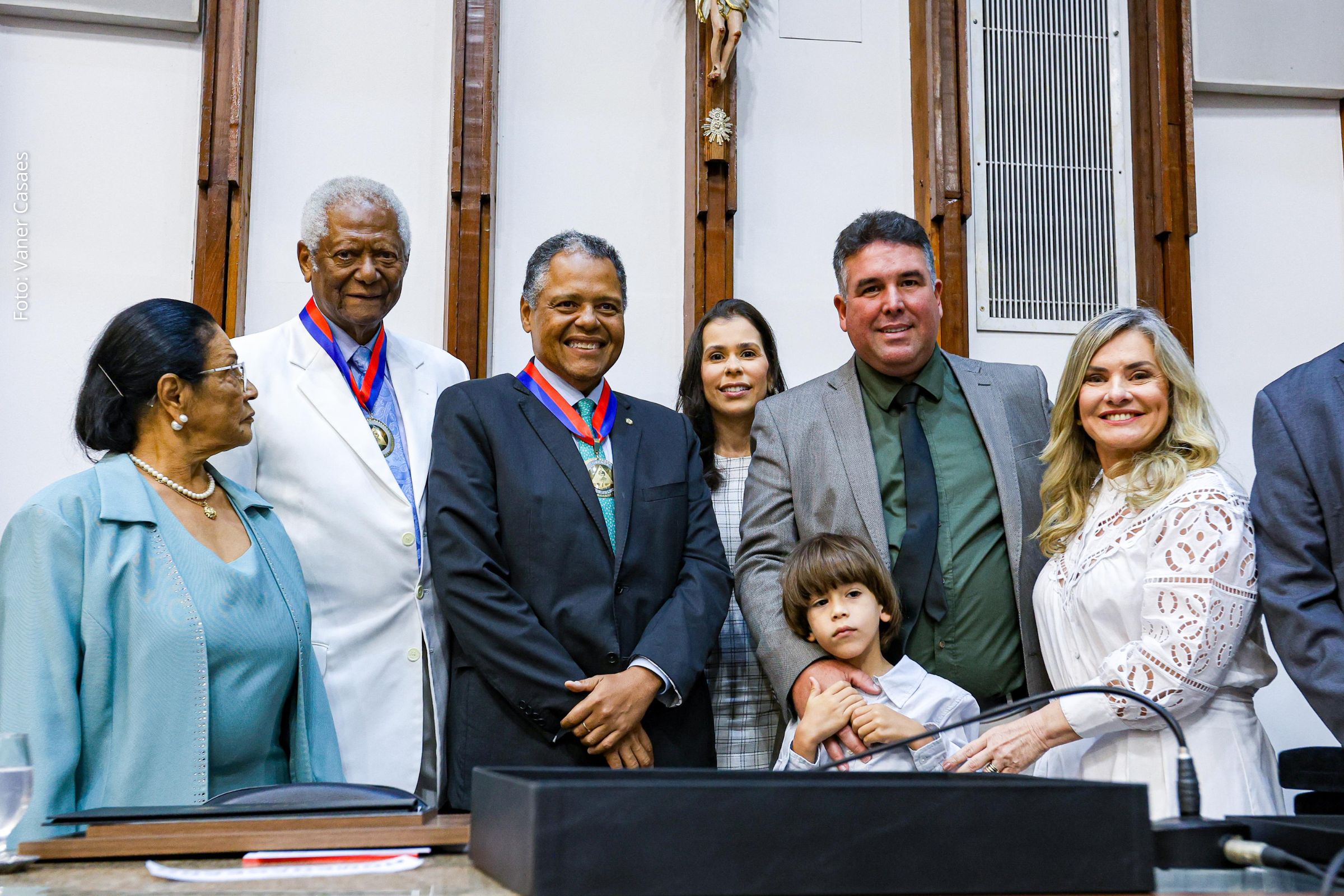 Pai e filho são reconhecidos em sessão solene com comendas e títulos de destaque na ALBA.