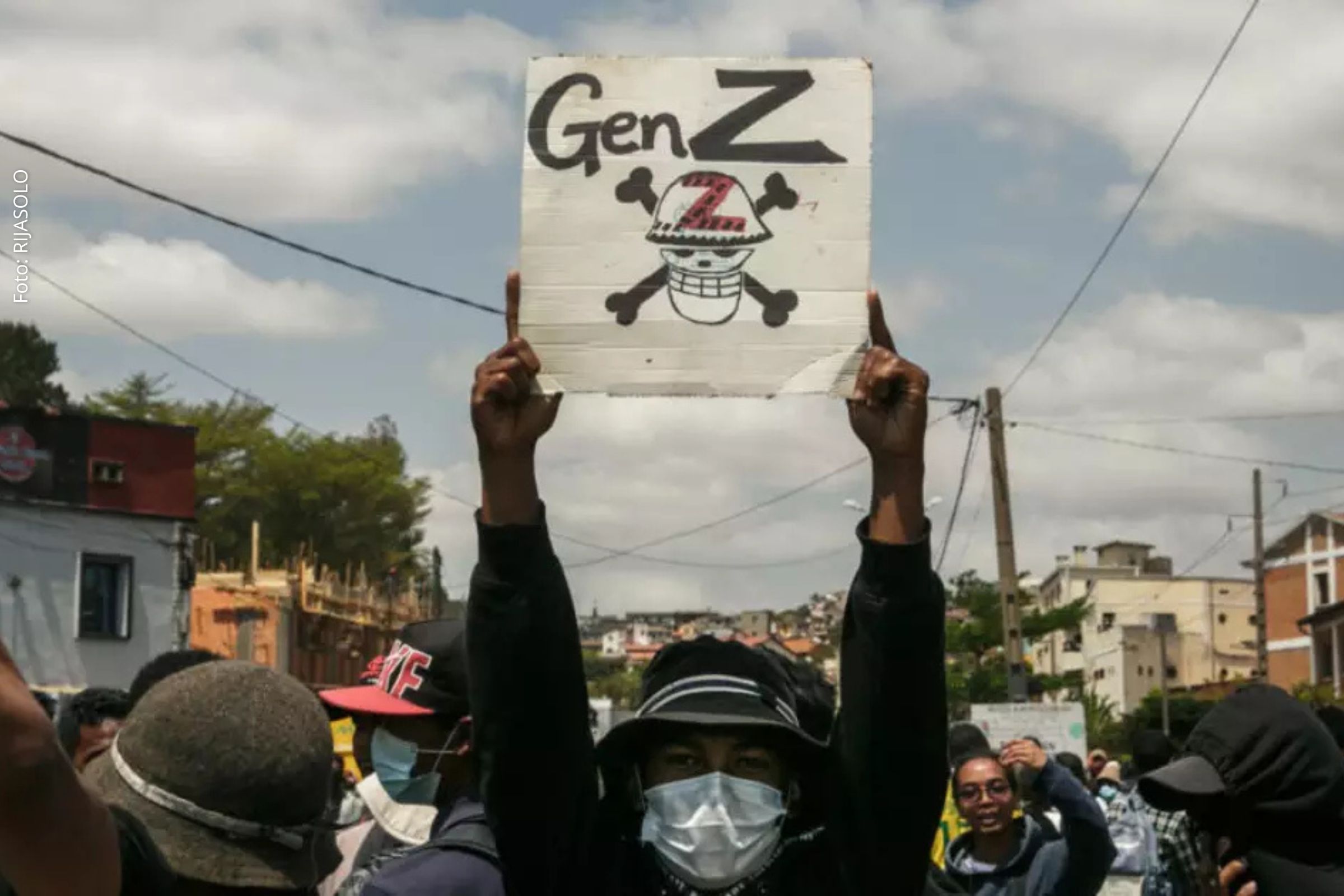 Jovens da capital Antananarivo lideram manifestações contra Andry Rajoelina por cortes de serviços básicos e denúncias de corrupção.