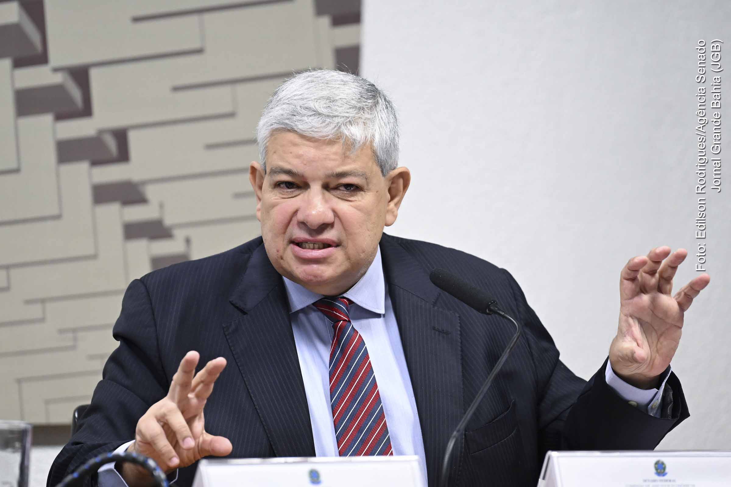 O diretor da IFI, Marcus Pestana, afirmou que o Brasil enfrenta um forte estrangulamento fiscal e precisa de ajuste profundo para recuperar sua capacidade de investimento. Em nota técnica, a IFI apontou o esgotamento das fontes de financiamento público e alertou que a União perdeu o protagonismo nos investimentos, agravando desequilíbrios federativos e comprometendo o crescimento econômico de longo prazo.