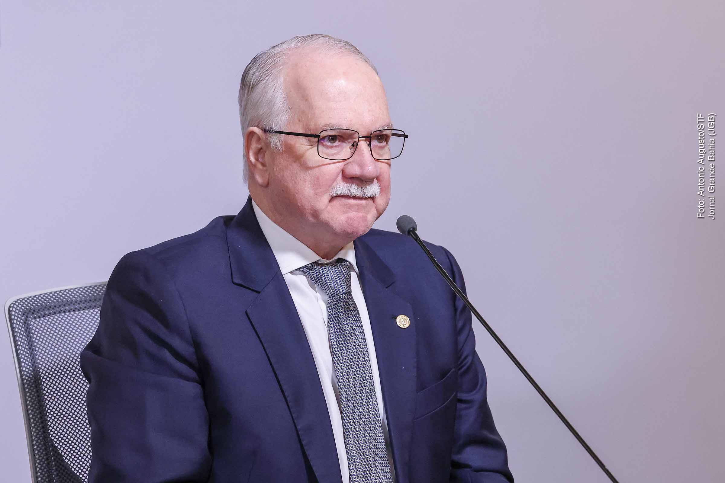 O Mês Nacional do Júri 2025 será aberto em Salvador, nesta segunda-feira (03/11/2025), com a presença do ministro Edson Fachin, do STF e CNJ. O TJBA realizará 576 sessões durante novembro para acelerar julgamentos de crimes dolosos e reduzir 18 mil processos pendentes. A iniciativa nacional reforça o papel do júri popular e o compromisso com a celeridade da Justiça.