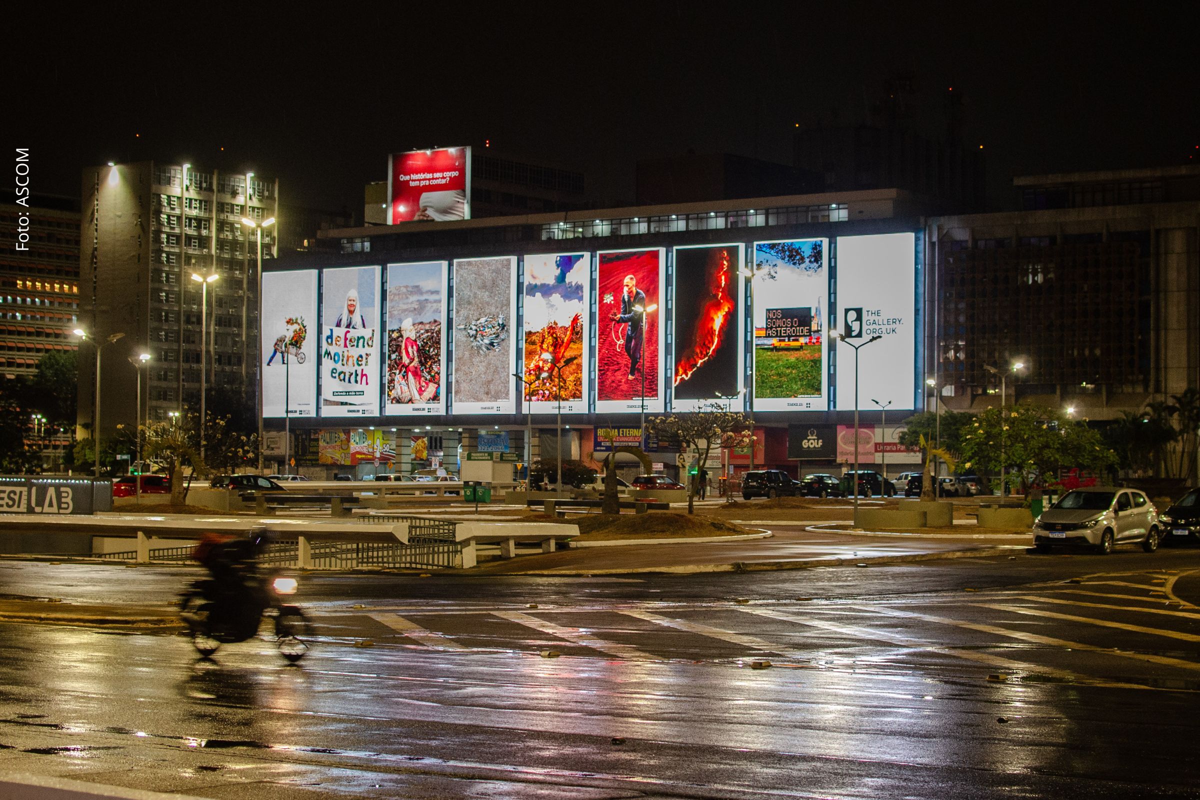 Exposição internacional ocupa painéis digitais e transforma espaços públicos em museus a céu aberto, promovendo reflexão ambiental.