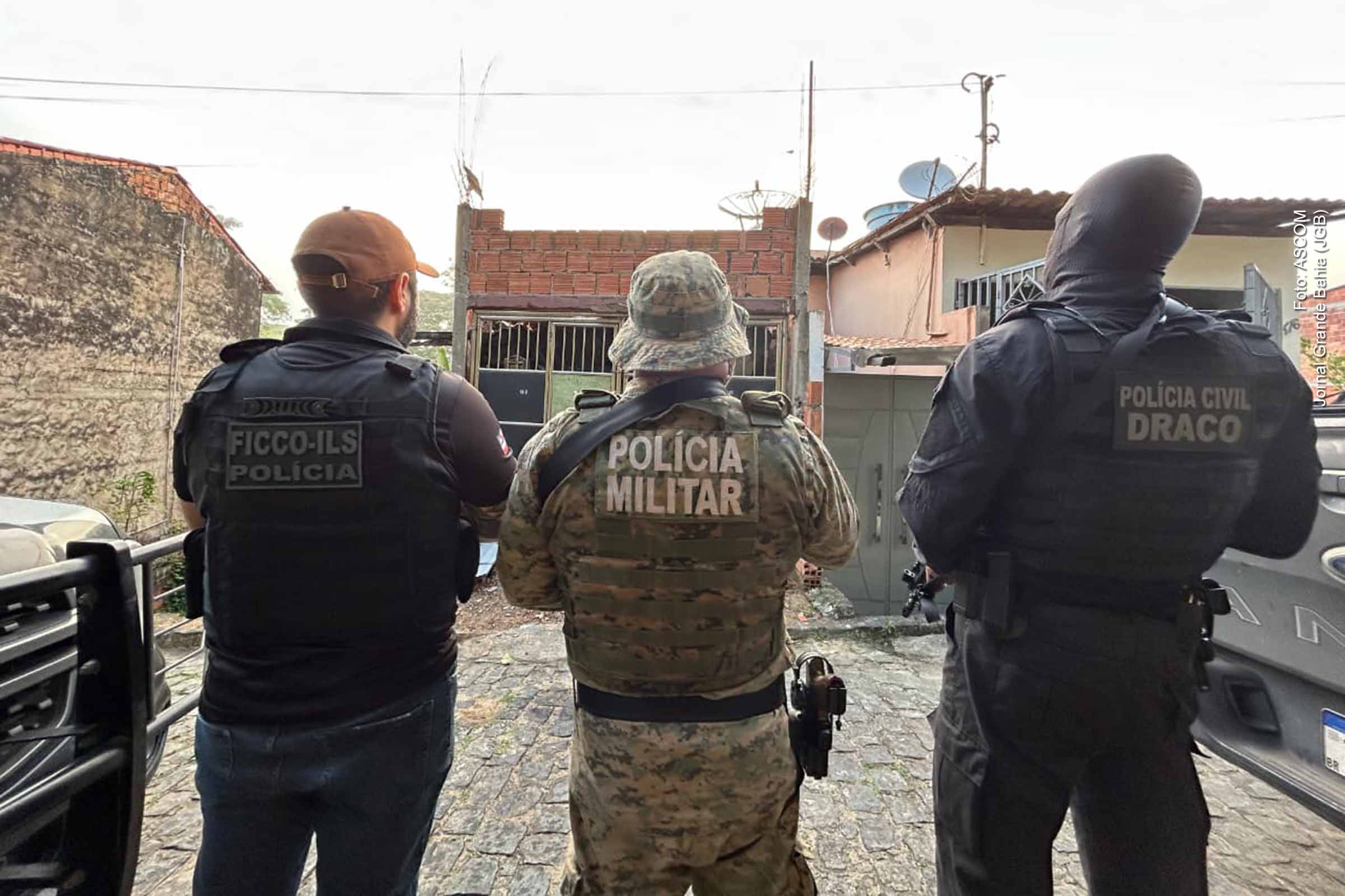 A Operação FRATER DOMINUS, deflagrada nesta quinta-feira (30/10/2025) pela FICCO/Ilhéus, resultou no cumprimento de 36 mandados judiciais em seis municípios da Bahia e um em Sergipe. A ação mira uma facção envolvida em tráfico, homicídios e lavagem de dinheiro, com movimentação de mais de R$ 20 milhões. O trabalho conjunto das forças de segurança visa descapitalizar o grupo e fortalecer o combate integrado ao crime organizado.