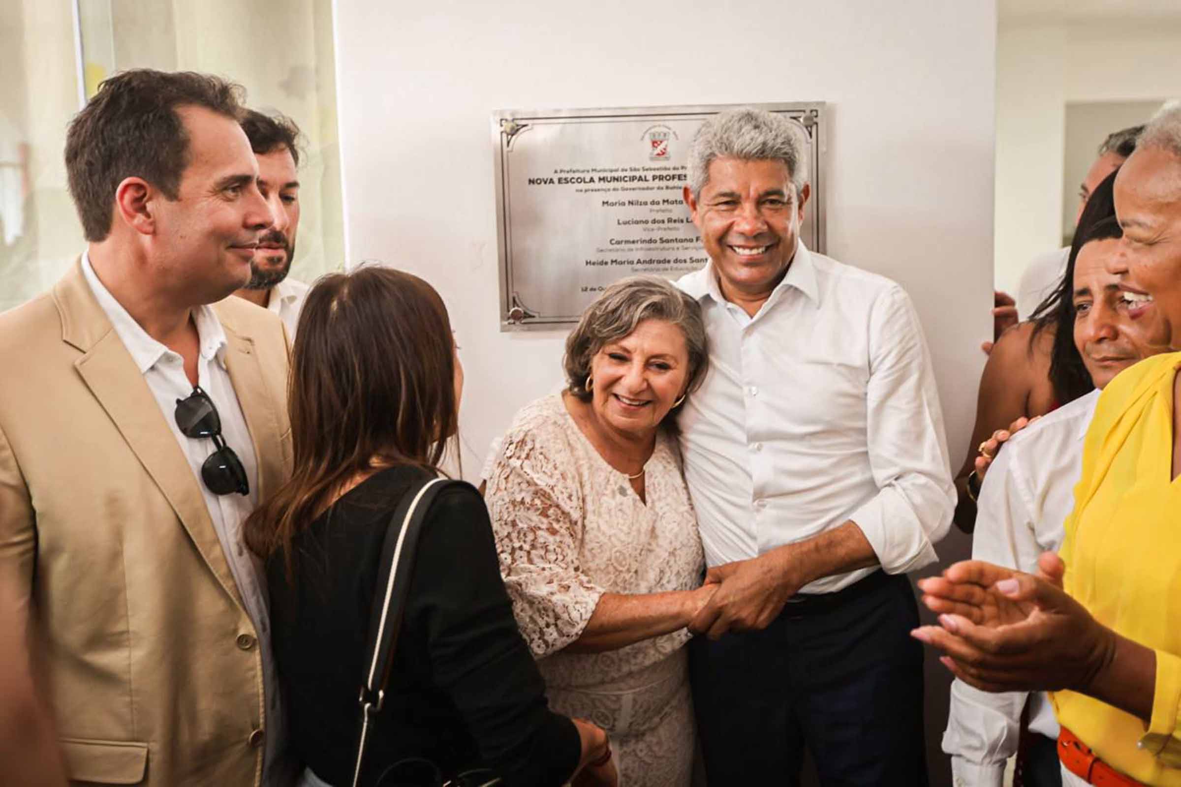 A prefeita Nilza da Mata (PSD), de São Sebastião do Passé, anunciou apoio ao governador Jerônimo Rodrigues (PT), rompendo com ACM Neto. A declaração ocorre após outros prefeitos também migrarem para a base governista, fortalecendo o projeto de reeleição de Jerônimo e enfraquecendo a oposição. O episódio reflete a dinâmica de alianças pragmáticas e o realinhamento político no interior da Bahia.