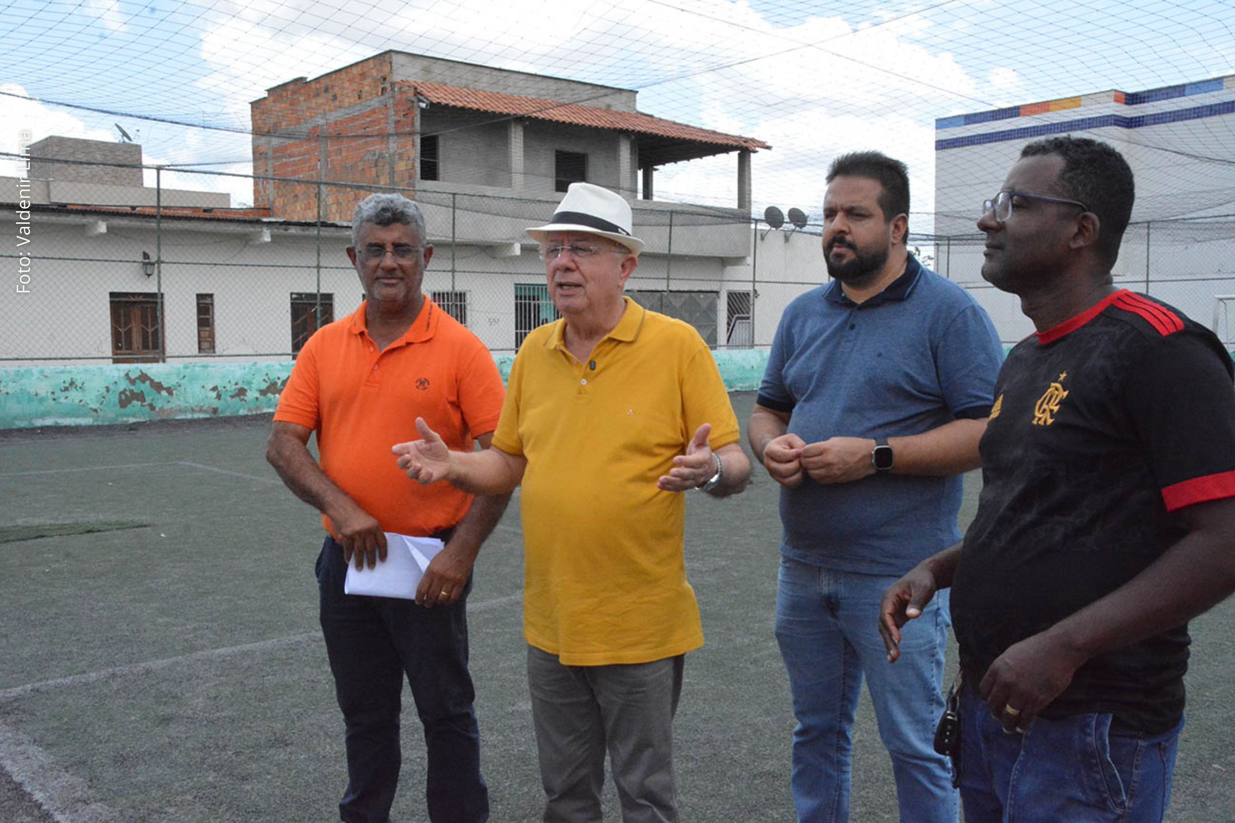 Espaço público será requalificado após visita do prefeito José Ronaldo e moradores destacam importância do equipamento para atividades esportivas e recreativas.