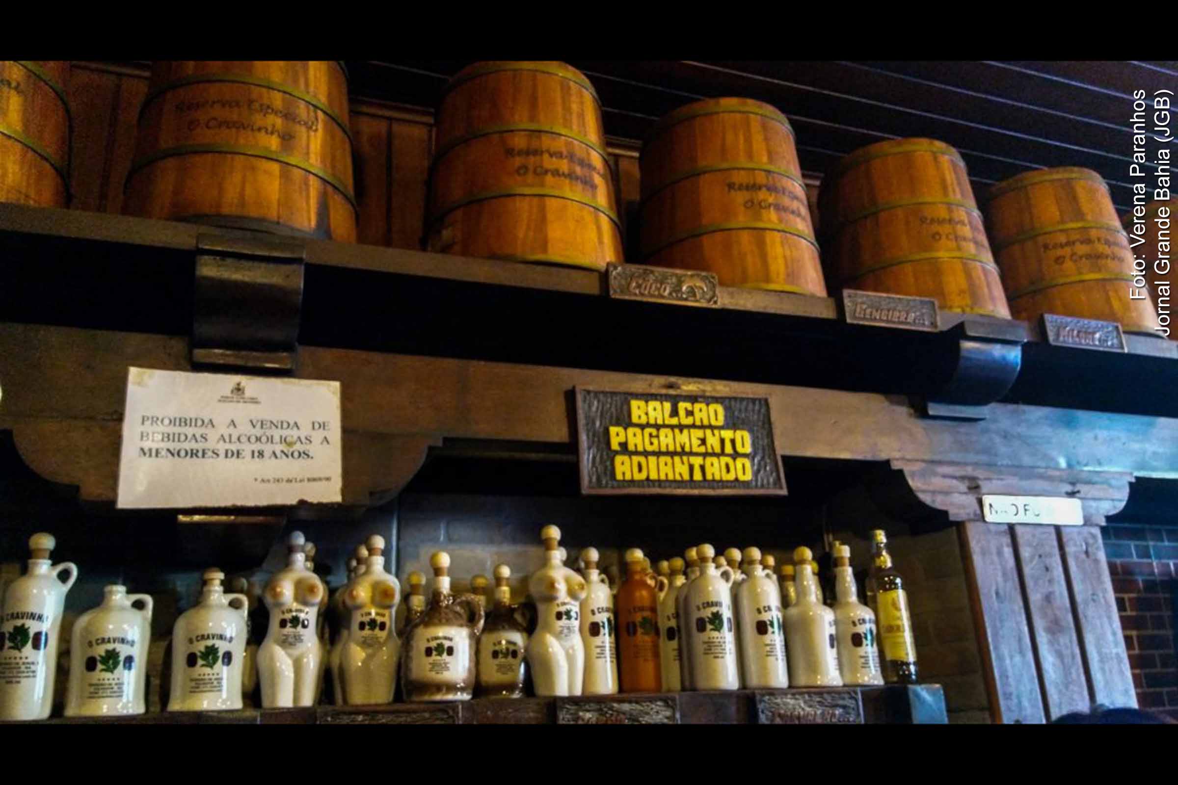 Os proprietários do Cravinho do Pelourinho, Jolival Reis e Meire Gomes, esclareceram que a interdição temporária do bar não decorre de irregularidades, mas de questões técnicas ligadas à certificação da bebida artesanal símbolo da casa. O estabelecimento aguarda laudo da UFBA, reafirma sua regularidade jurídica e destaca seu papel como referência cultural de Salvador.