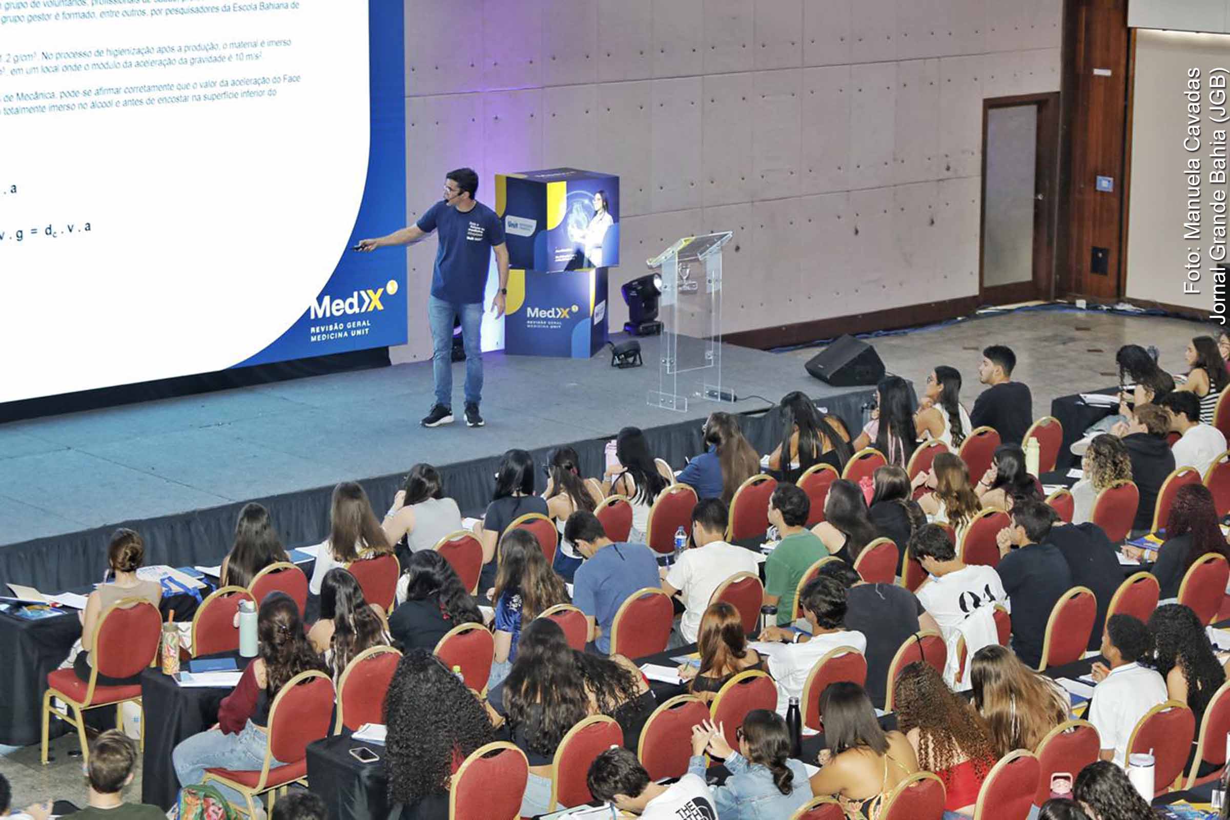 O evento MedX, promovido pela Universidade Tiradentes (Unit), reuniu cerca de 300 estudantes no Hotel Fiesta, em Salvador, para uma revisão gratuita voltada ao vestibular de Medicina, que ocorrerá em 26 de outubro de 2025. Professores renomados conduziram o encontro, destacando a qualidade acadêmica da Unit, reconhecida como segunda melhor universidade privada do Nordeste pelo RUF 2024.
