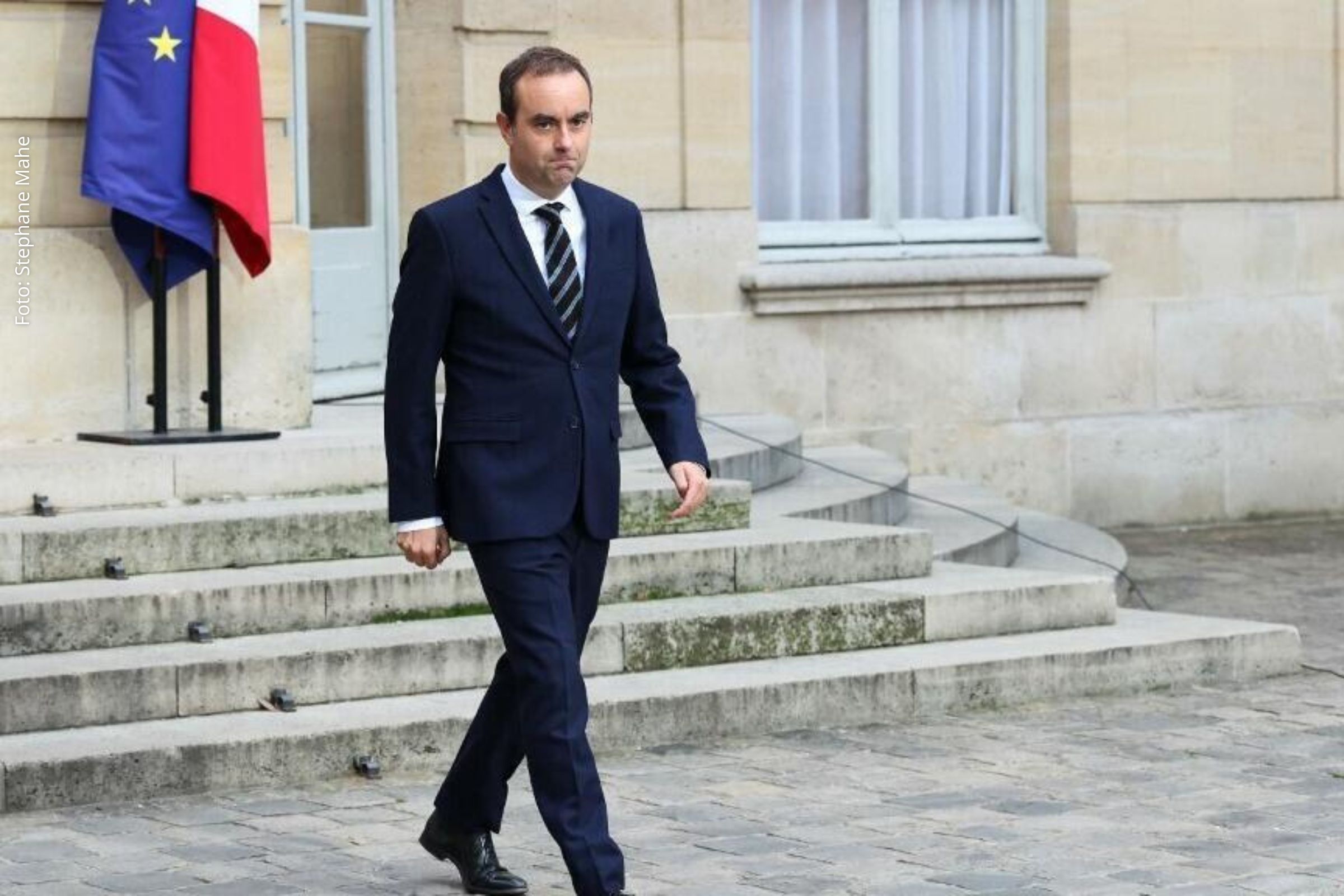 Primeiro-ministro renuncia menos de um mês após nomeação e amplia impasse político no governo francês.