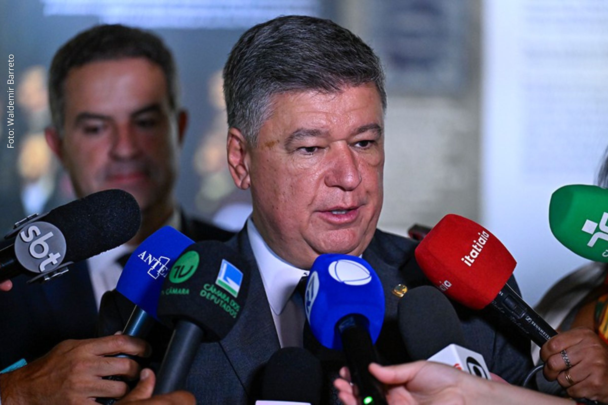 Senador Carlos Viana afirma que investigação revela grupo organizado ligado a fraudes previdenciárias e patrimônio incompatível com renda declarada.